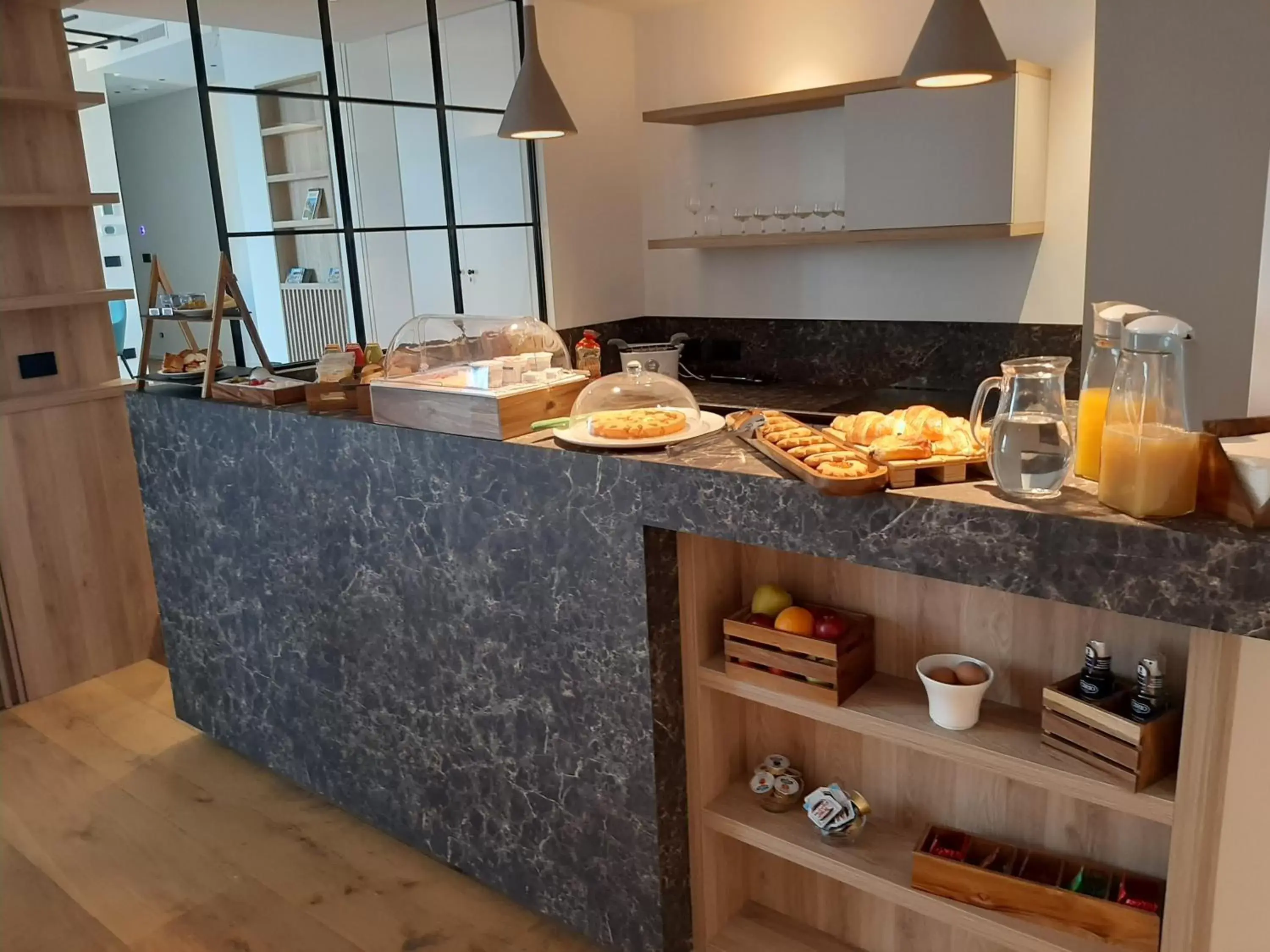 Continental breakfast, Kitchen/Kitchenette in B&B Le Suites di Costanza