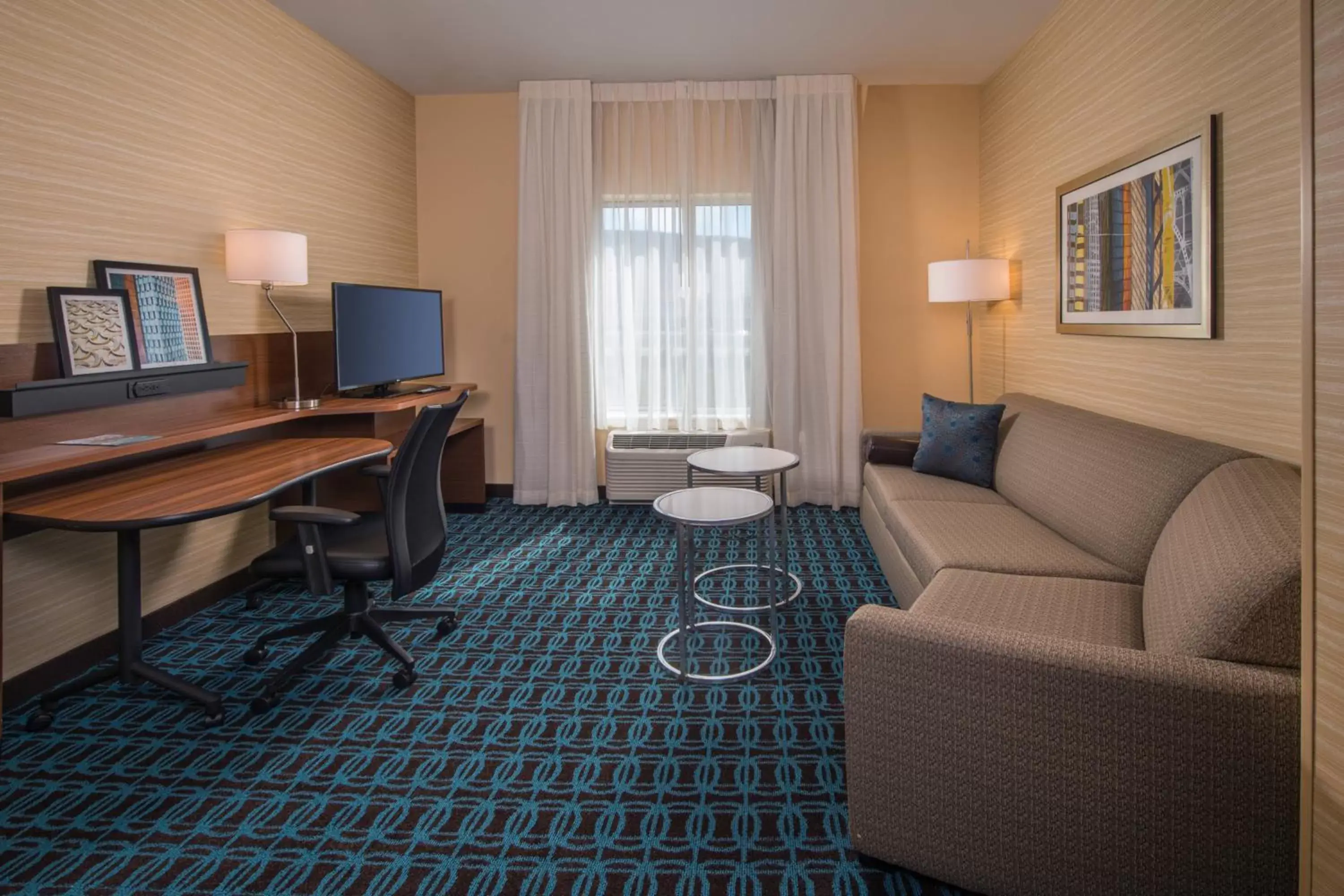 Photo of the whole room, Seating Area in Fairfield Inn & Suites by Marriott Altoona
