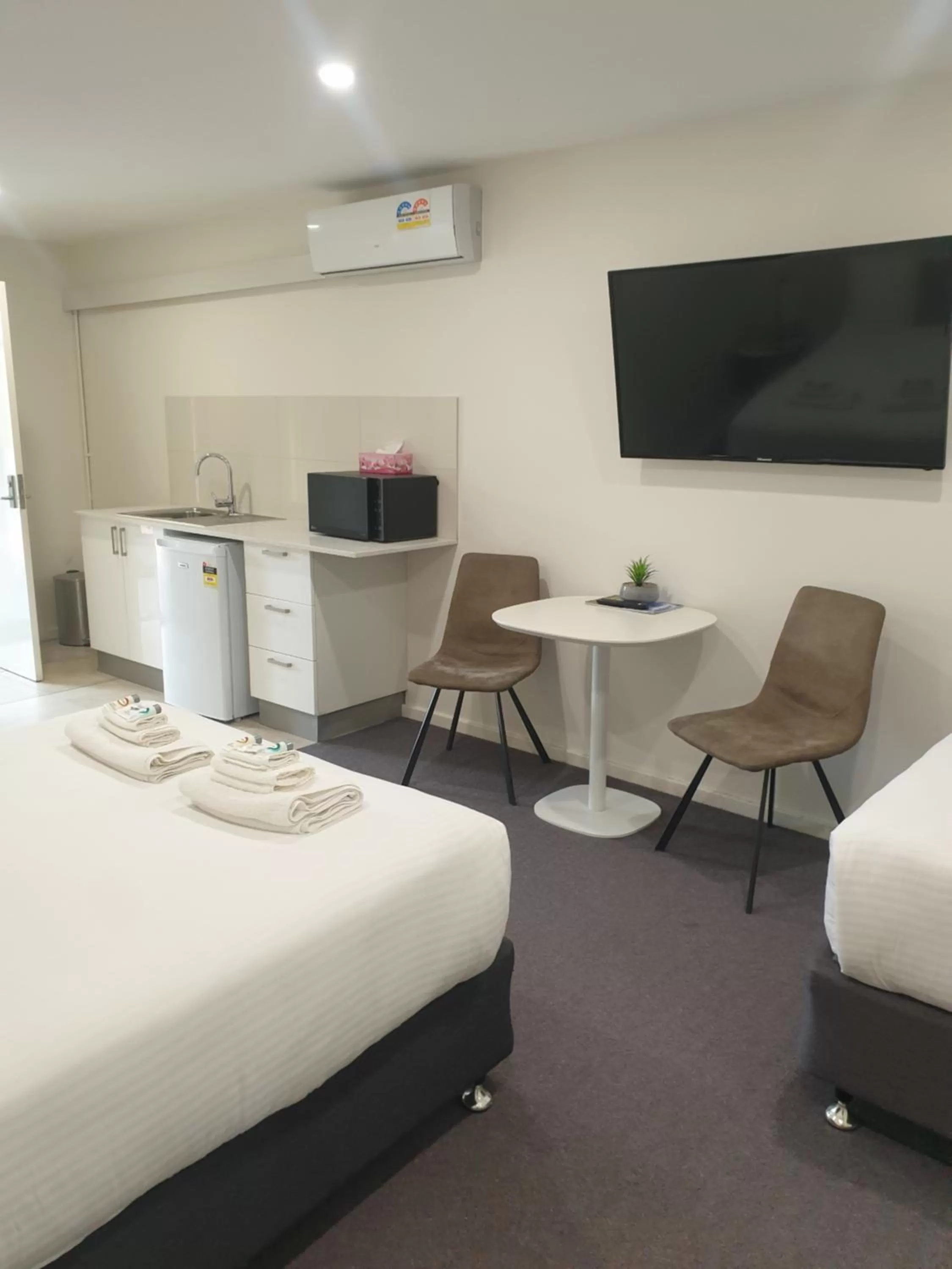 TV and multimedia, Bed in Carlton Suites