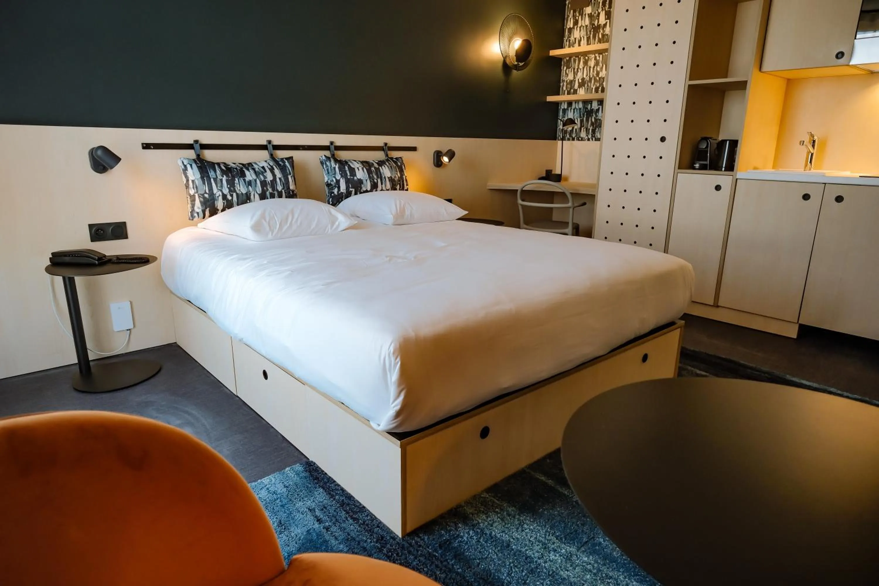 Kitchen or kitchenette, Bed in Live Hotels Bordeaux Lac