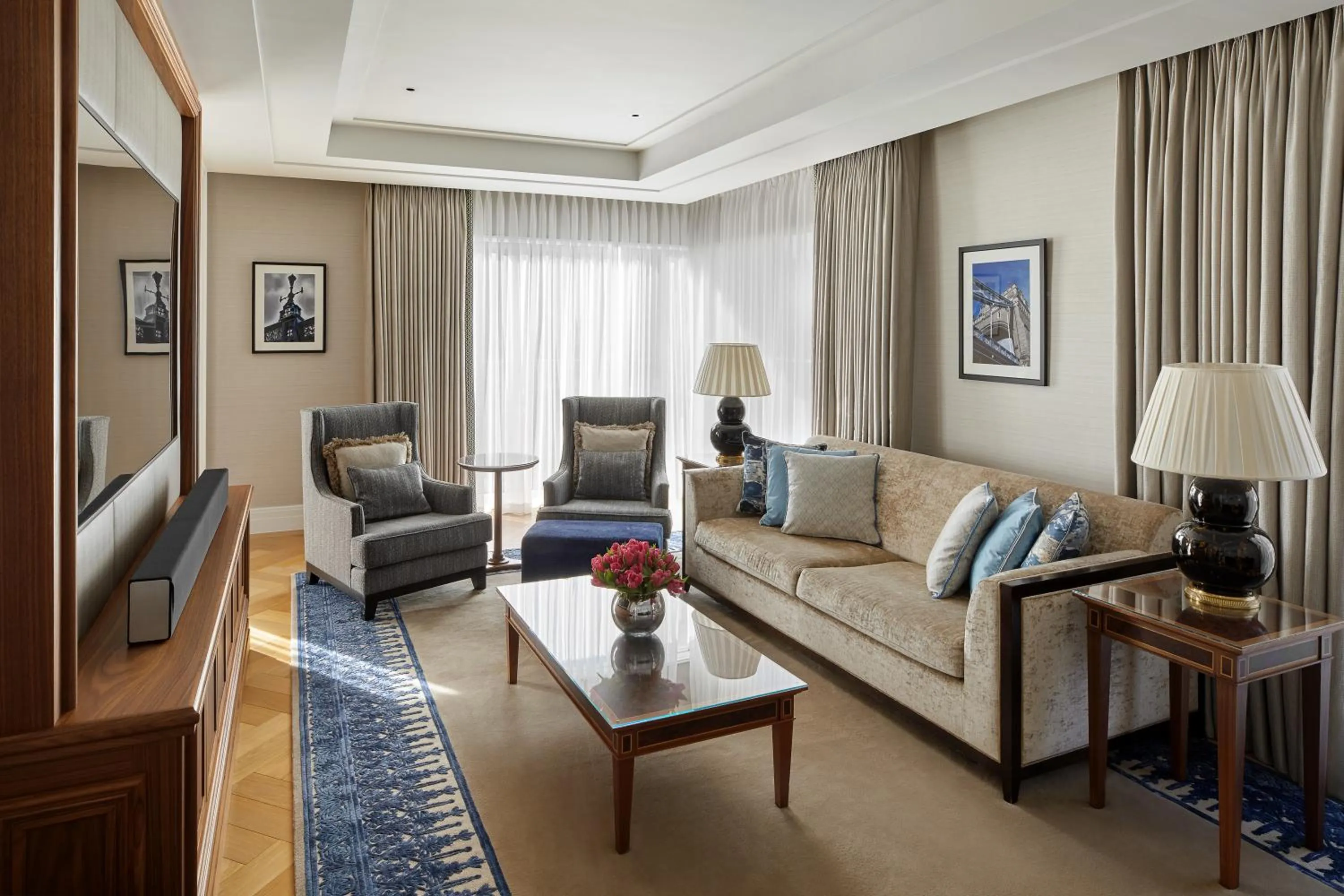 Living room in Four Seasons Hotel London at Tower Bridge