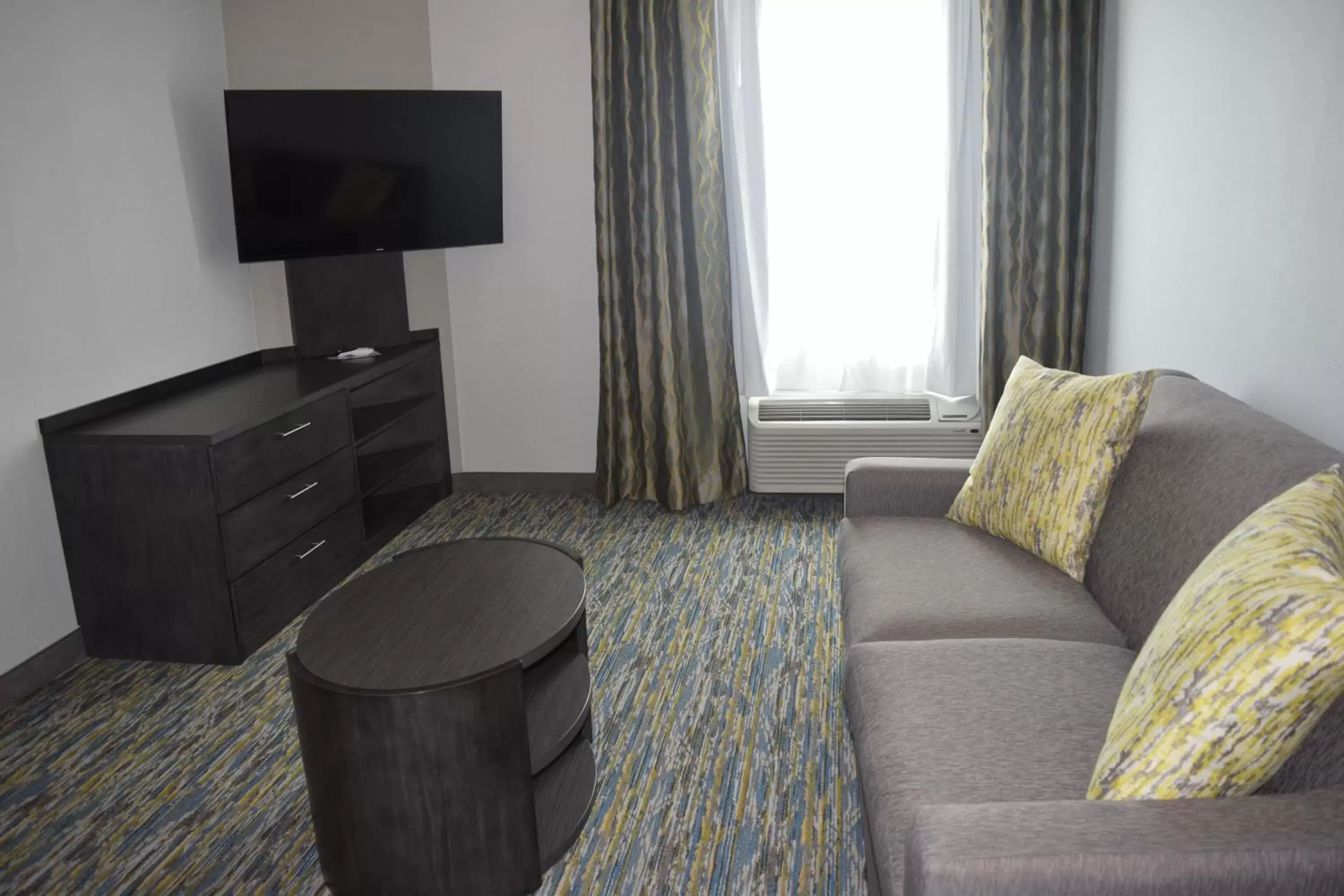 Bedroom, TV/Entertainment Center in Candlewood Suites - Nashville Metro Center, an IHG Hotel