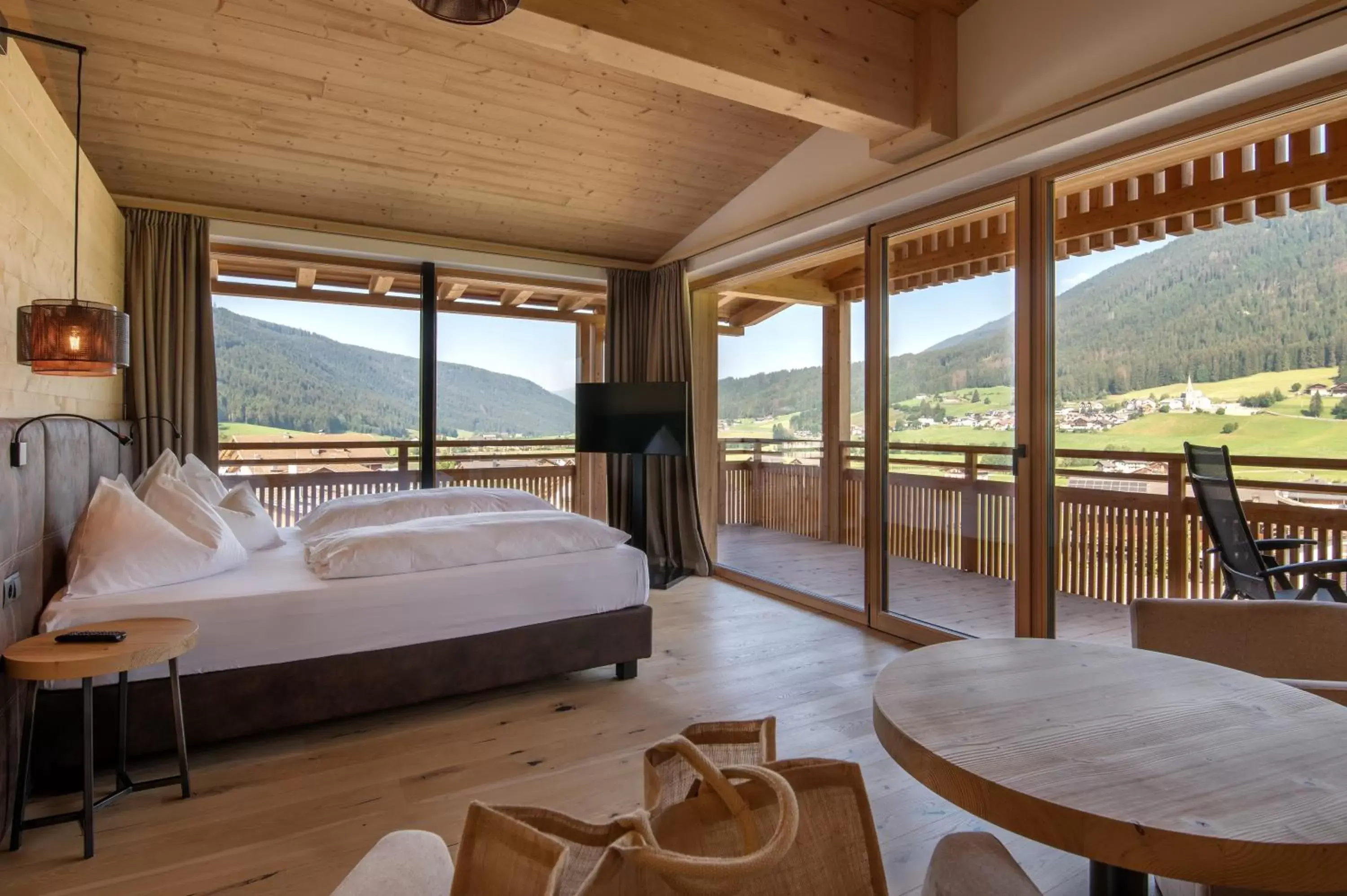 Photo of the whole room, Mountain View in Alpine Nature Hotel Stoll