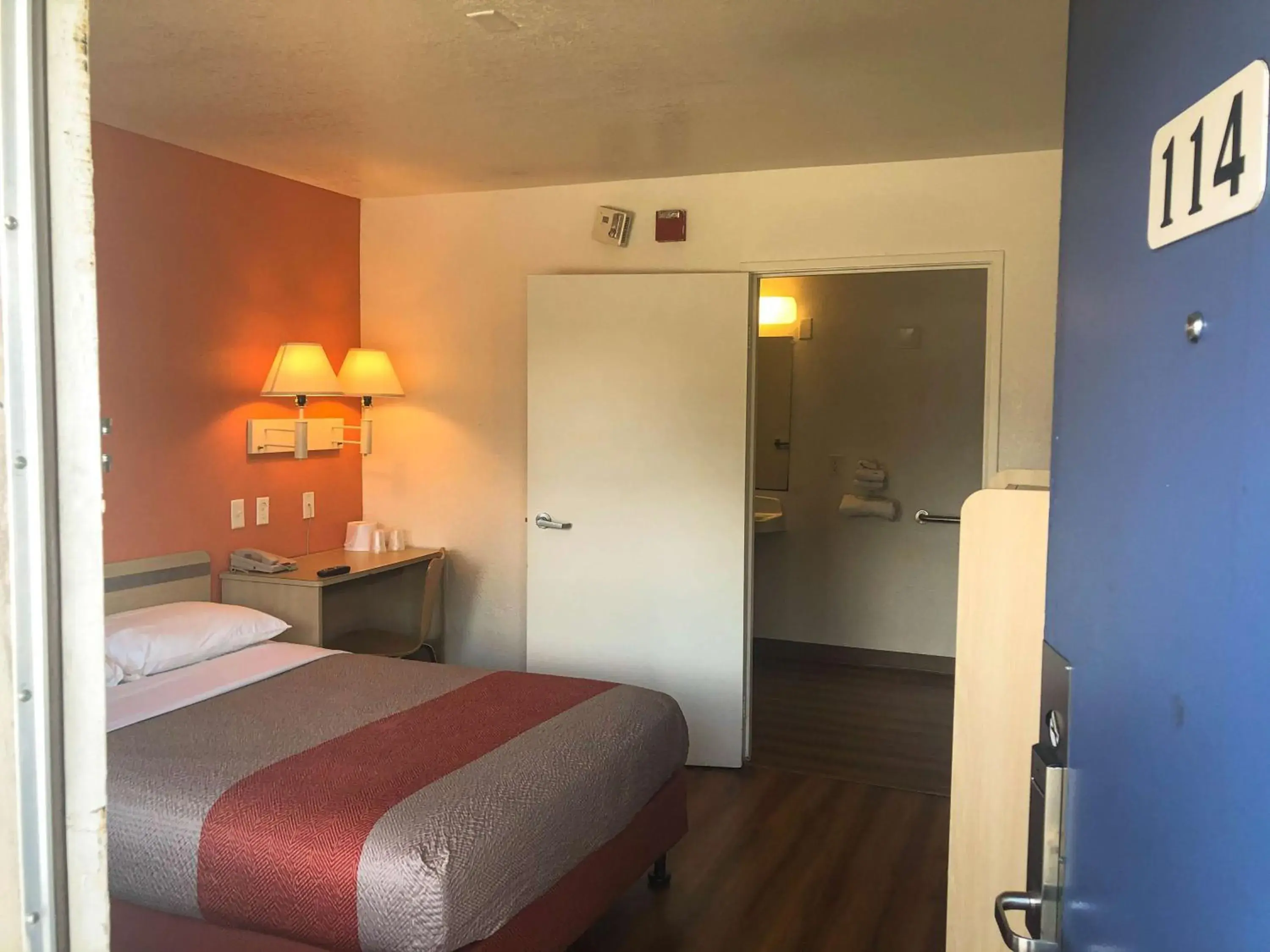 Photo of the whole room, Bed in Motel 6-Jacksonville, FL - Orange Park