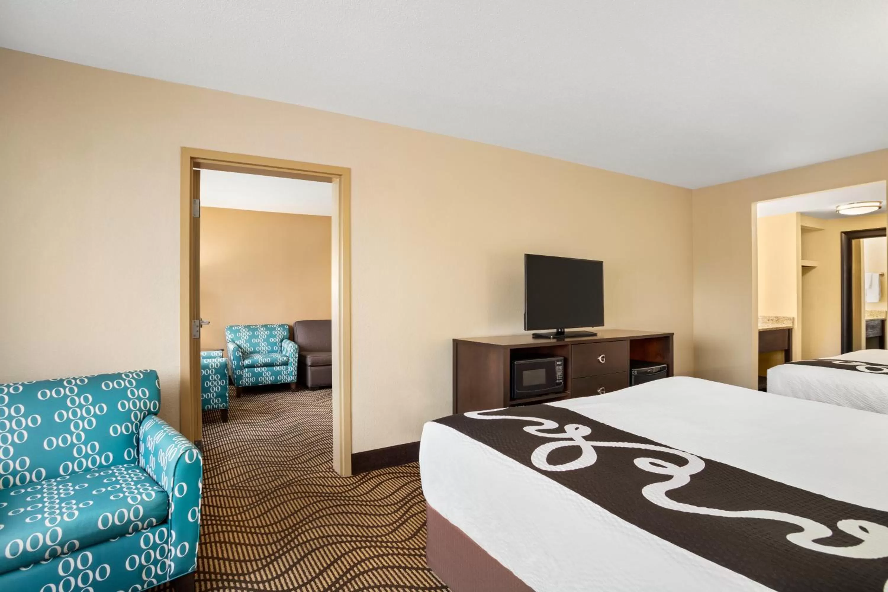 Bed in La Quinta Inn & Suites by Wyndham Richmond-Midlothian
