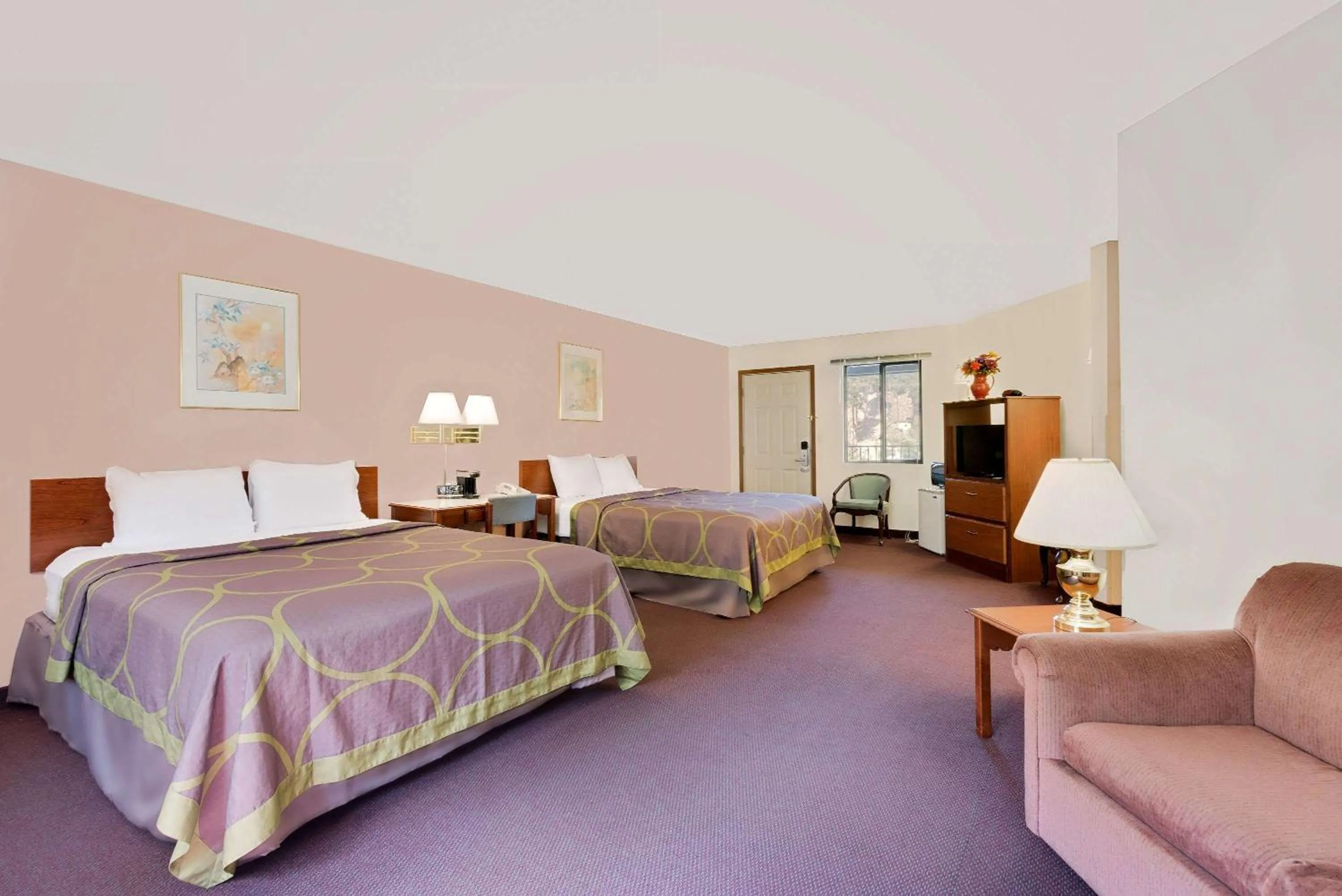 Photo of the whole room, Bed in Super 8 by Wyndham Keystone/Mt. Rushmore