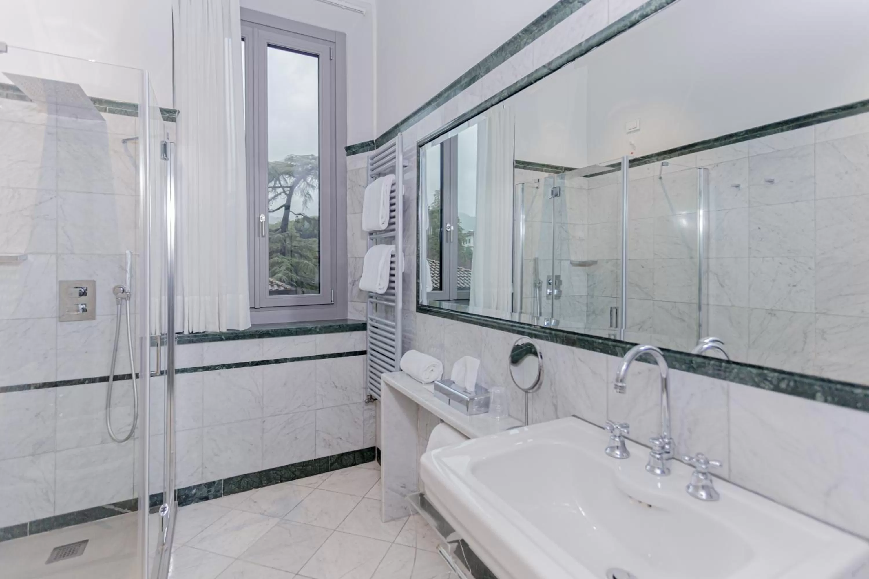 Shower in Grand Hotel Croce Di Malta