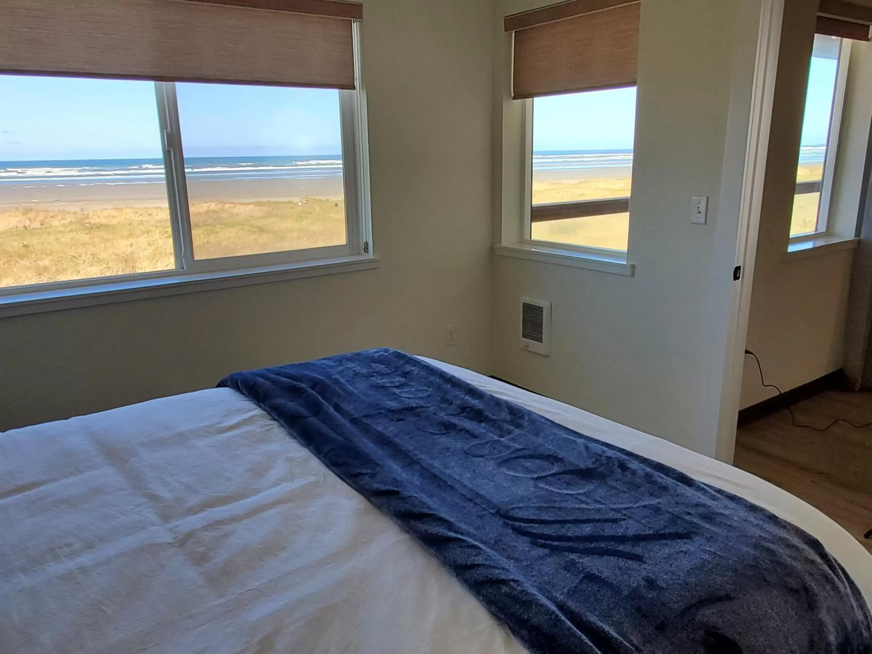 Bed in Moonstone Beach Motel