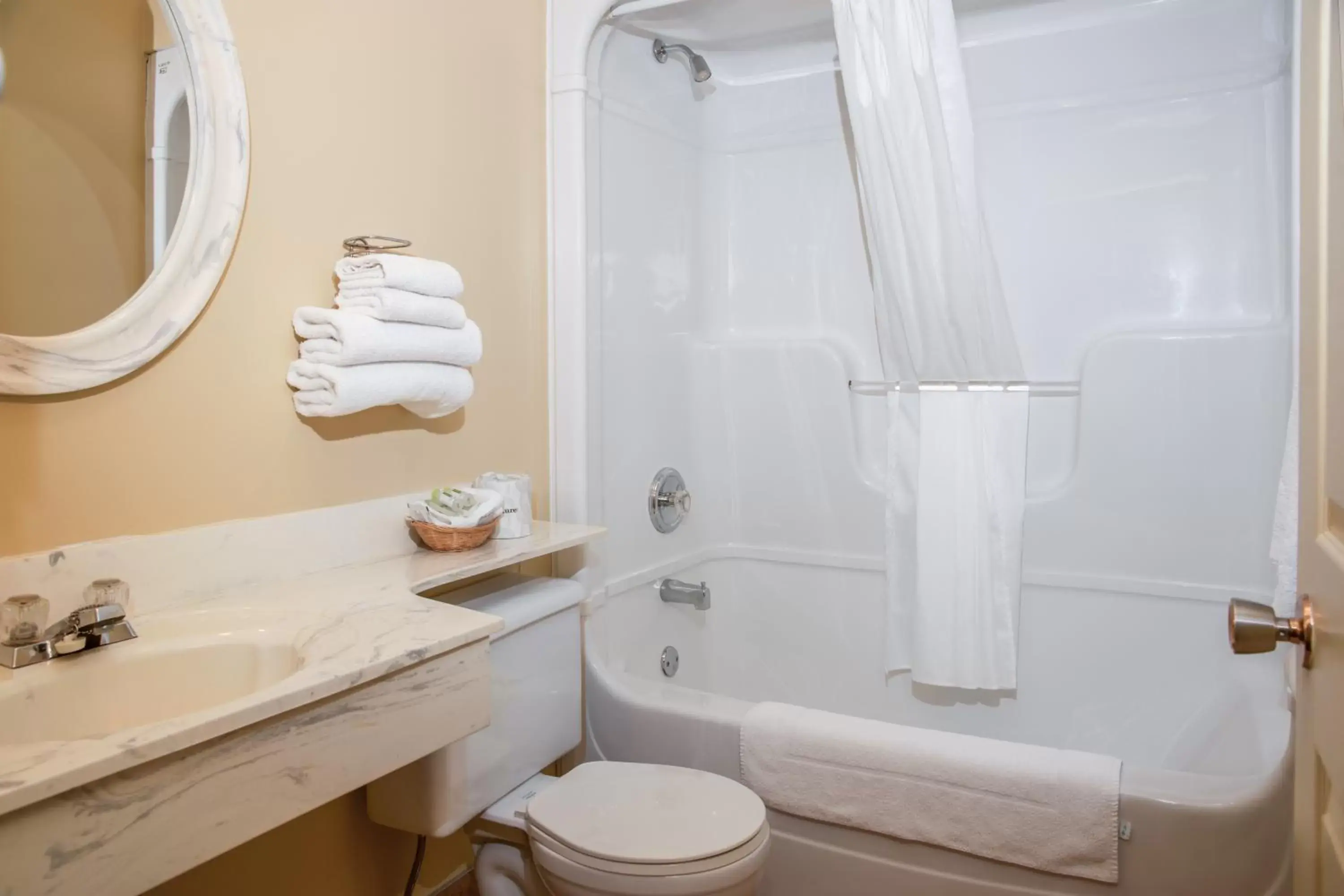 Bathroom in Shallow Bay Motel & Cabins Conference Centre