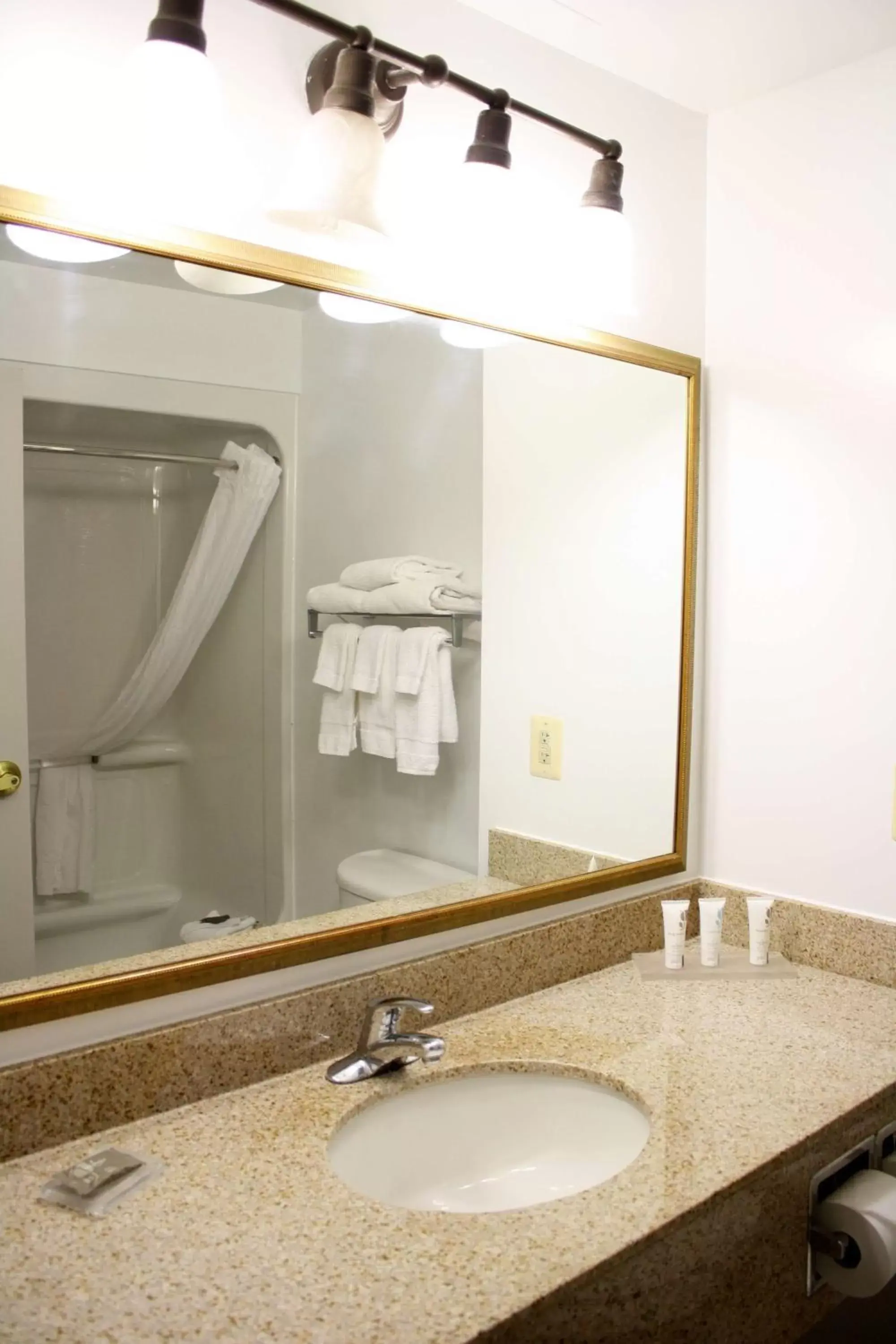 Bathroom in Country Inn & Suites by Radisson, BWI Airport (Baltimore), MD