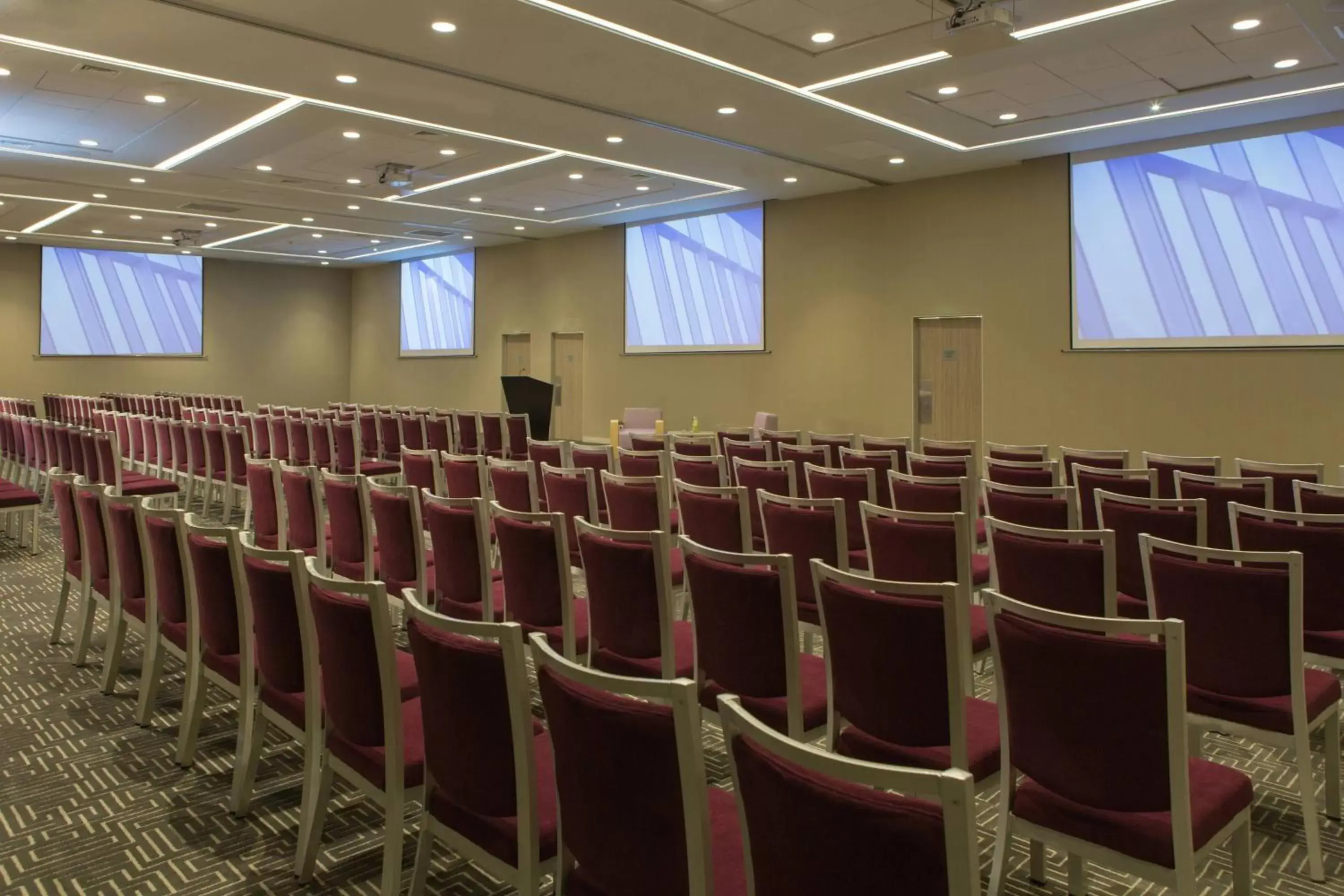 Meeting/conference room in Courtyard by Marriott Santiago Las Condes