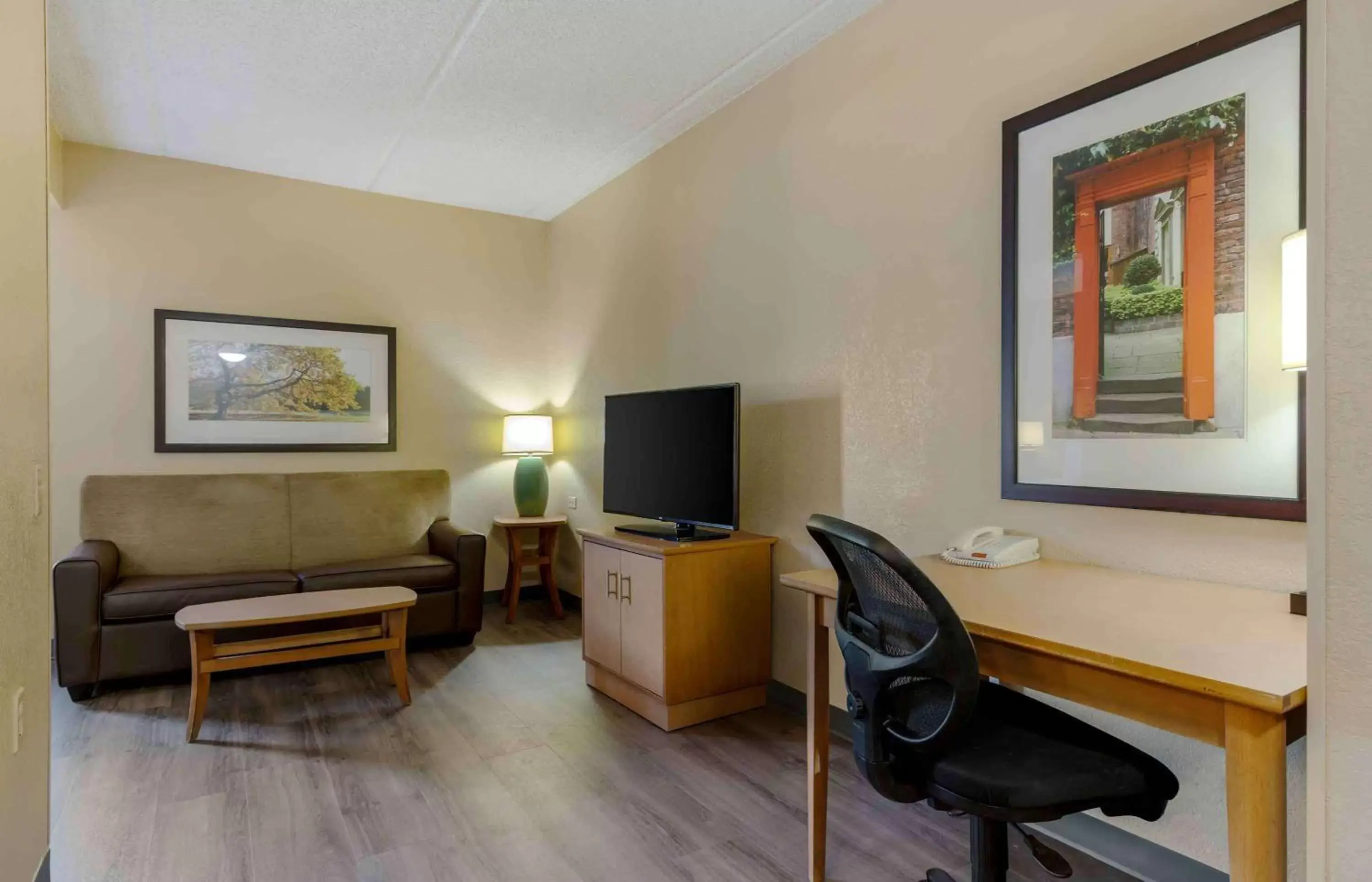 Bedroom, TV/Entertainment Center in Extended Stay America Select Suites - Dallas - Las Colinas - Meadow Creek Dr