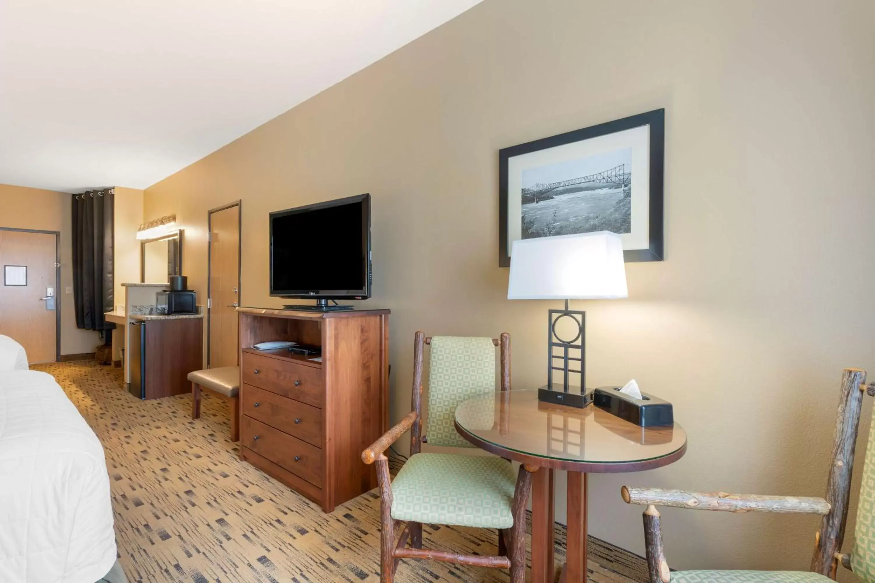 Bedroom, TV/Entertainment Center in Best Western Plus Columbia River Inn