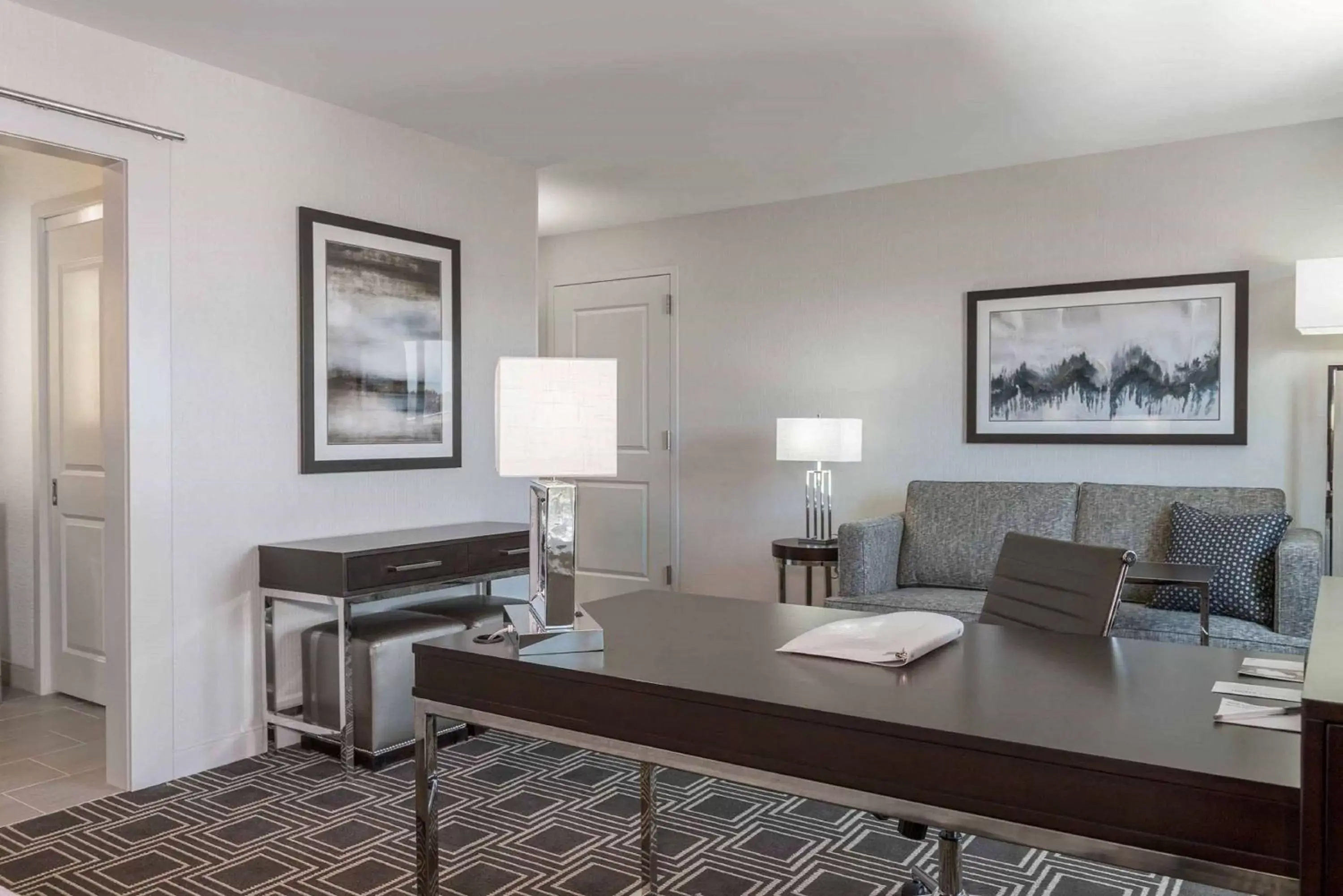 Bedroom, Seating Area in Hampton Inn & Suites-Worcester, MA