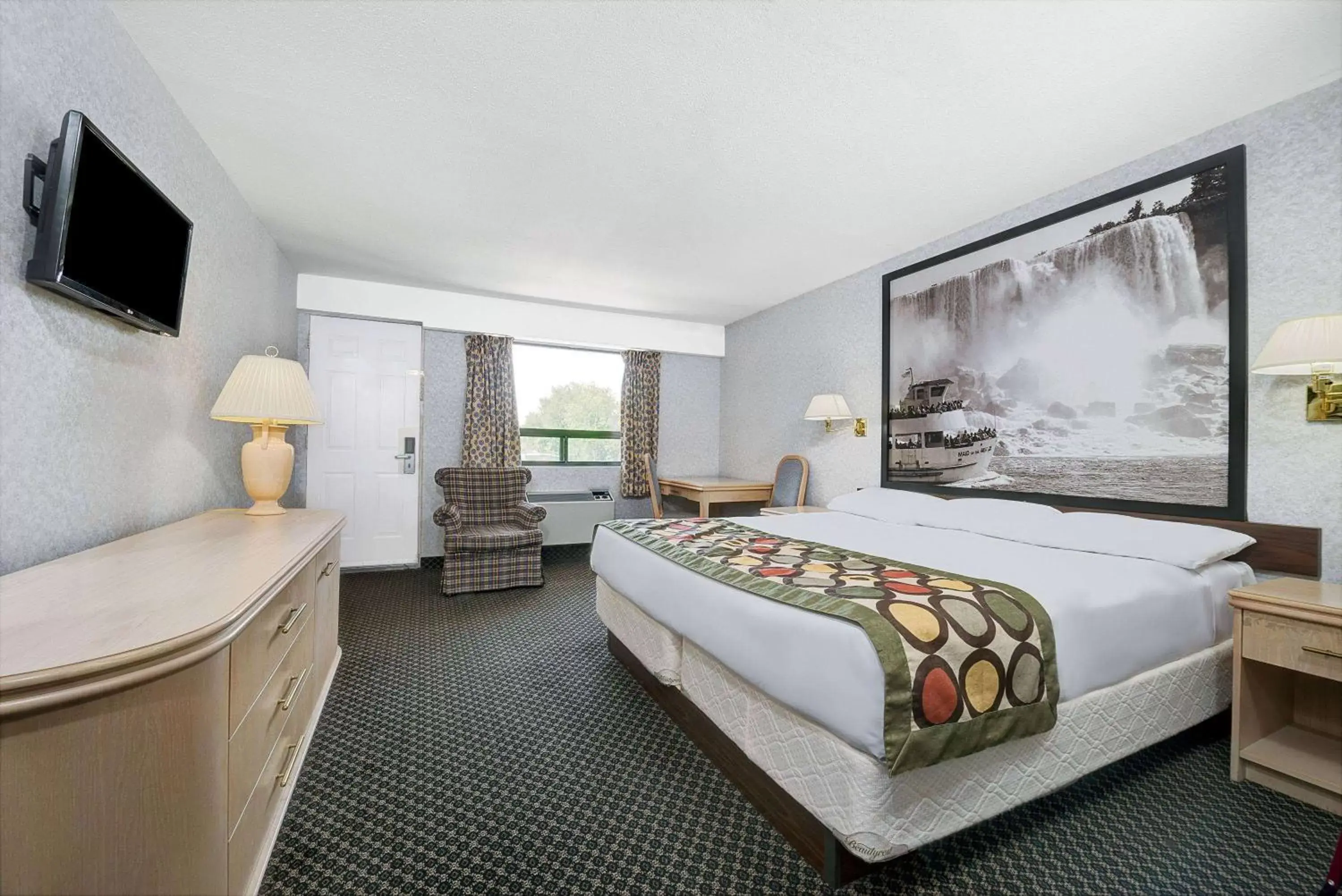 Photo of the whole room in Super 8 by Wyndham Niagara Falls North