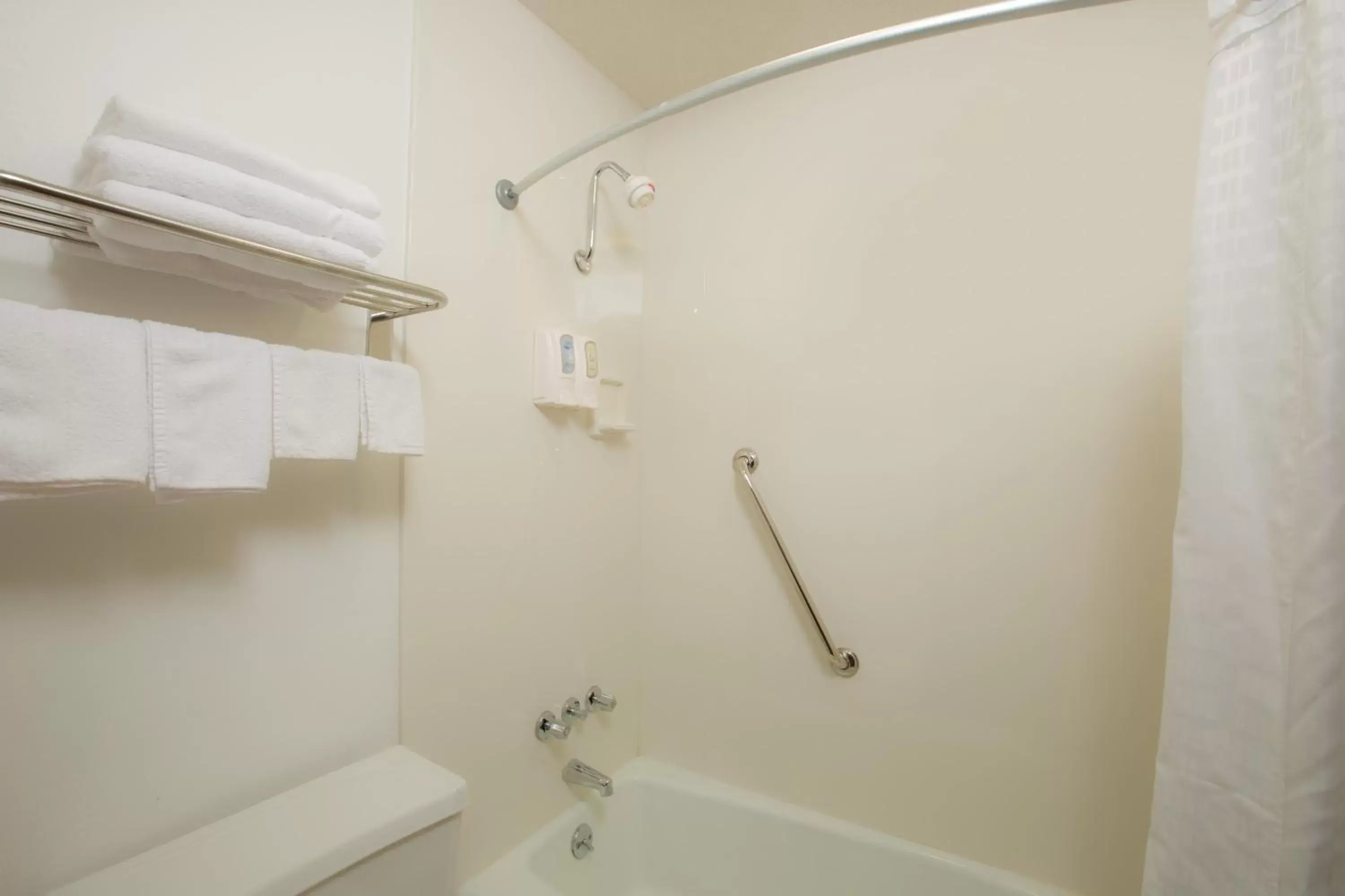 Queen Room with Two Queen Beds and Bath Tub - Mobility Accessible/Non-Smoking in Super 8 by Wyndham Williams Queen Room with Two Queen Beds and Bath Tub - Mobility Accessible/Non-Smoking in Super 8 by Wyndham Williams
