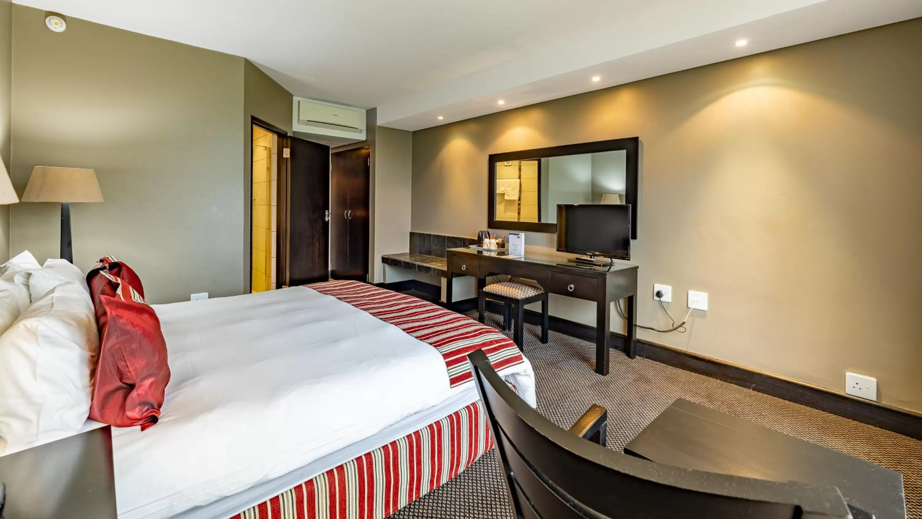 Bedroom, Bed in African Sky Hotels - Pine Lake Inn