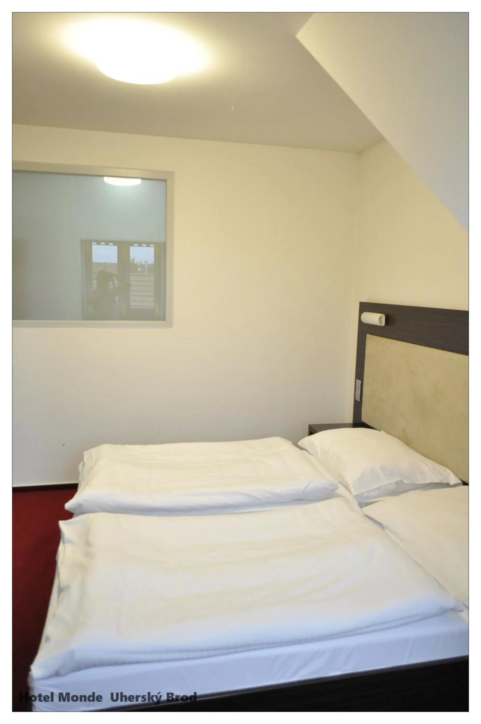 Bedroom, Bed in Hotel Monde