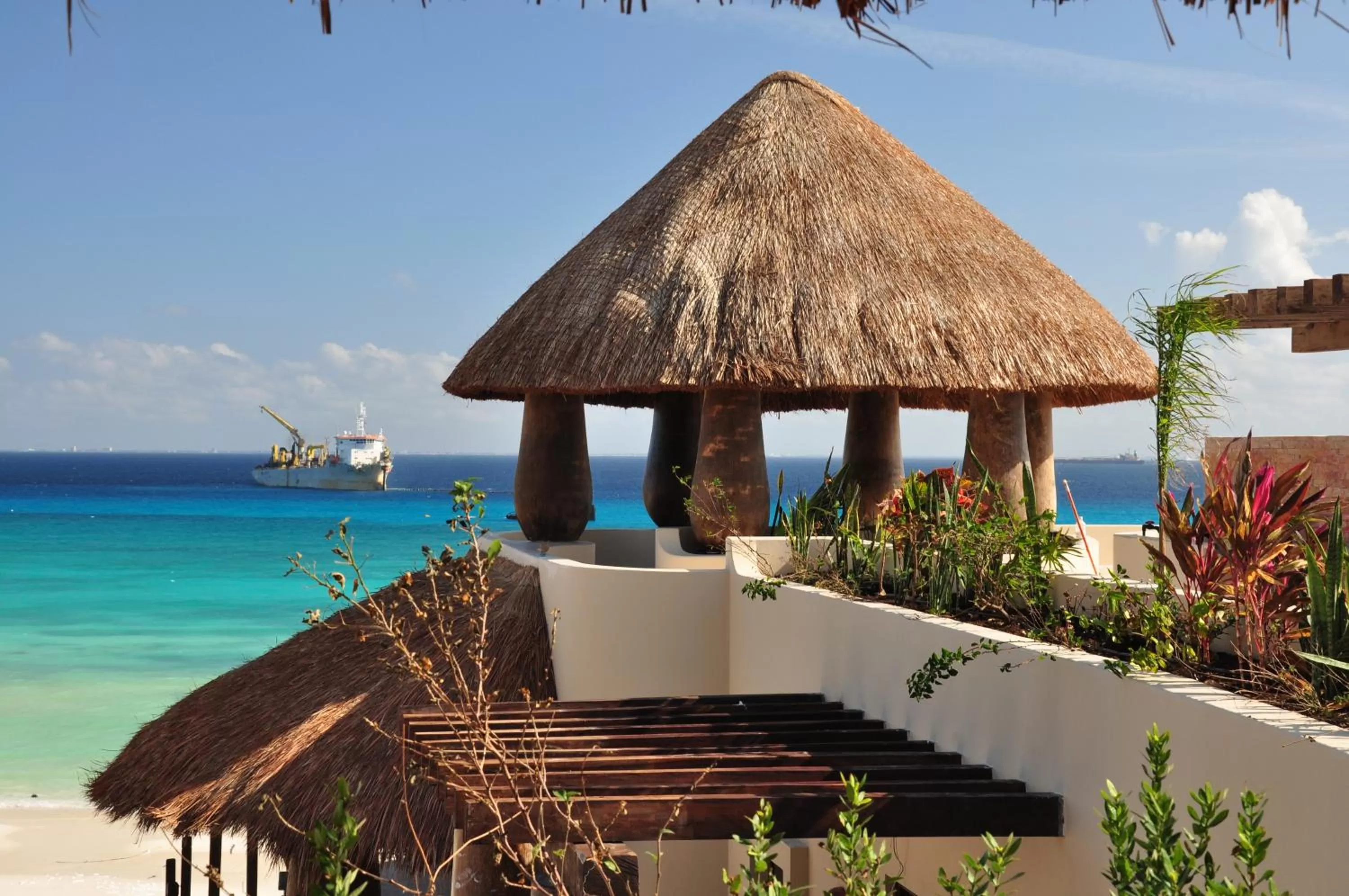 Day in El Taj Oceanfront and Beachside Condo Hotel