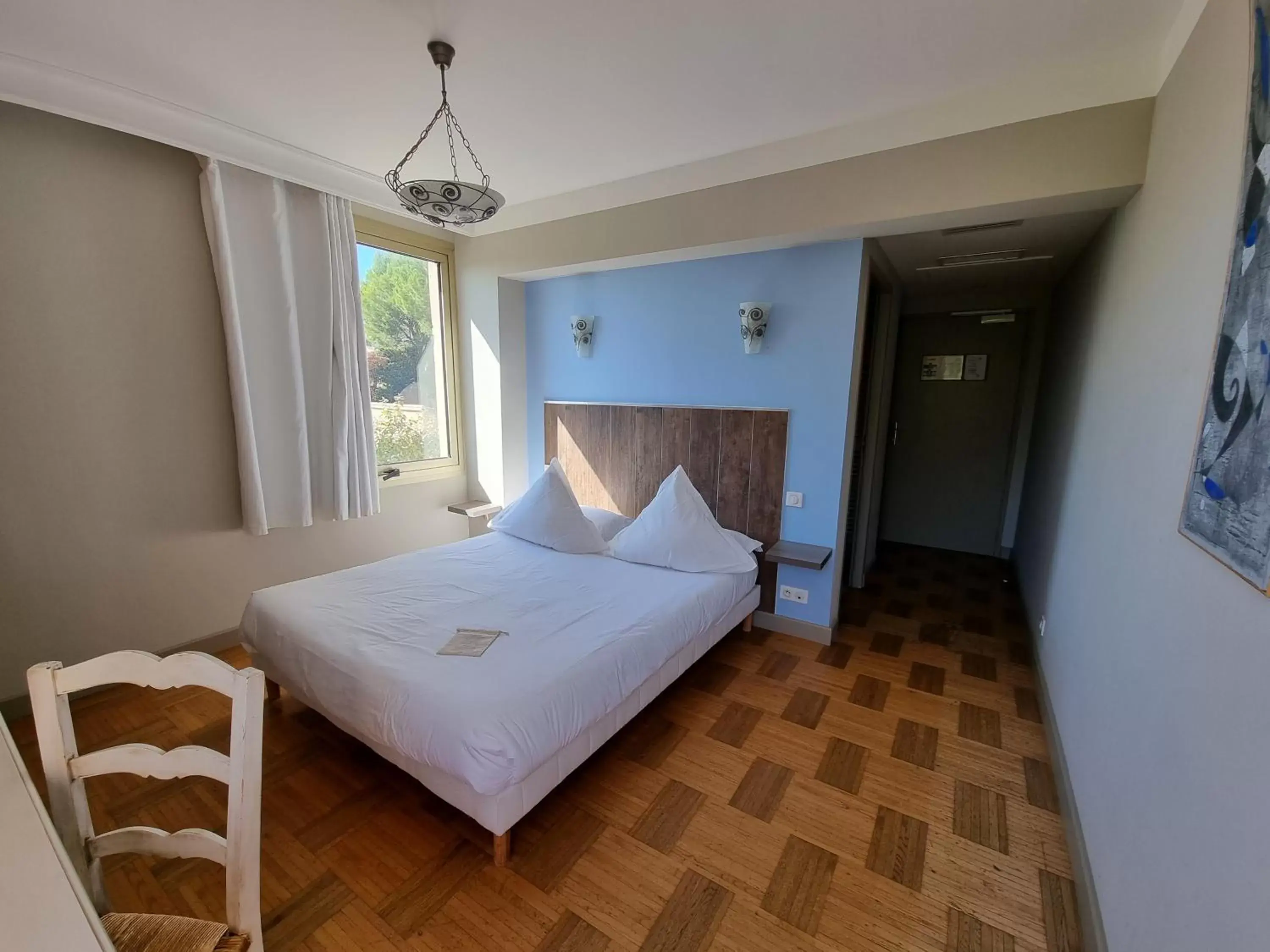 Photo of the whole room, Bed in Castillon Des Baux