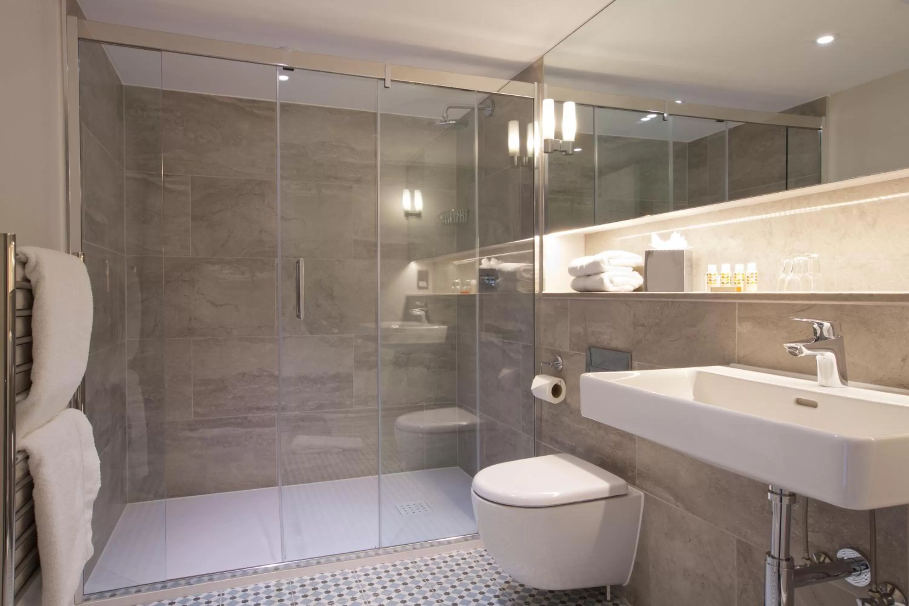 Shower in 54 Queen's Gate Hotel