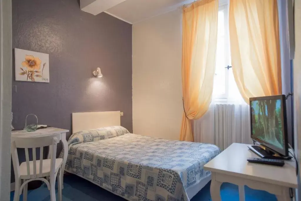 Bedroom, Bed in Hôtel Saint Vincent