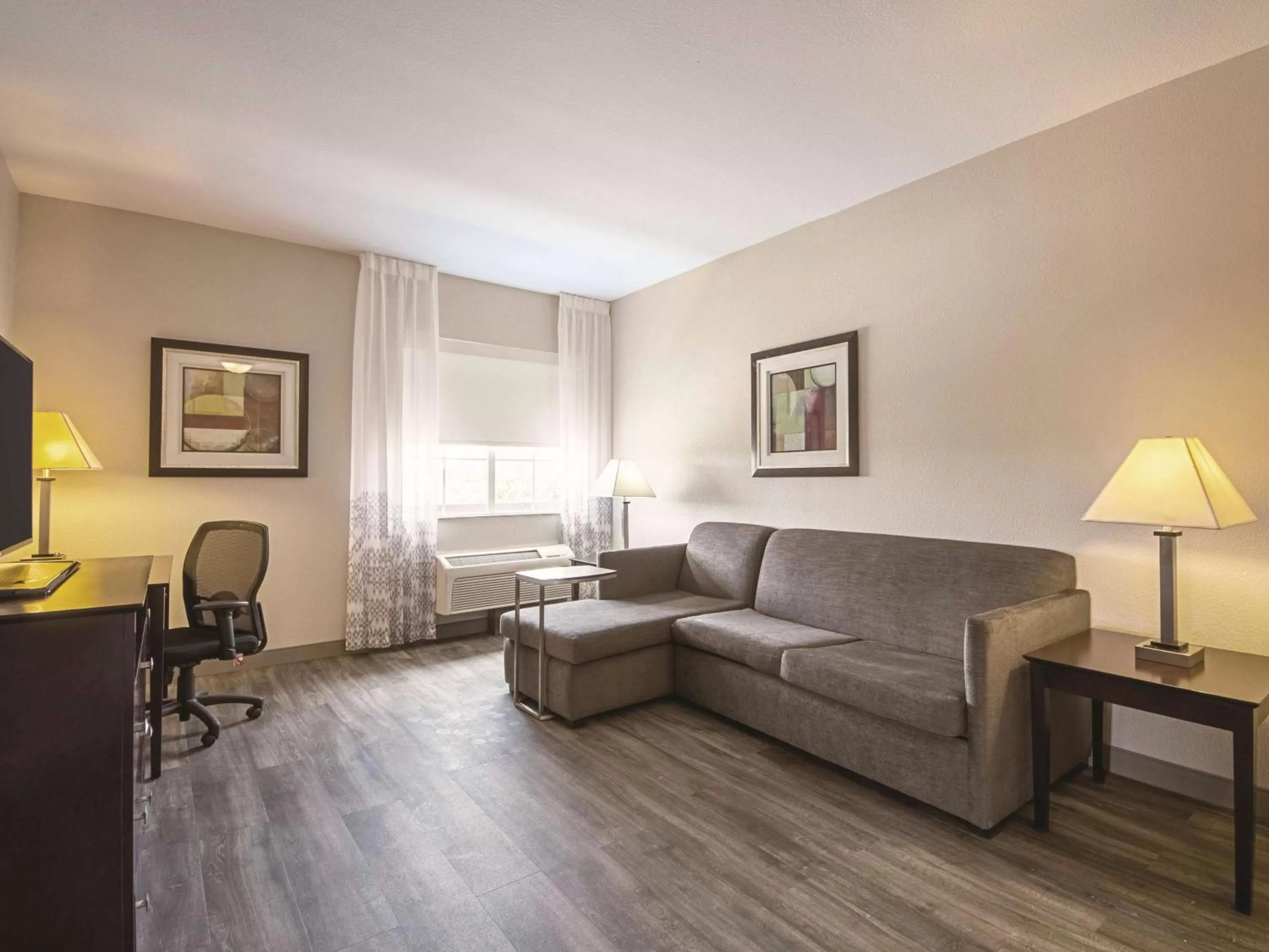 Photo of the whole room in La Quinta by Wyndham McKinney