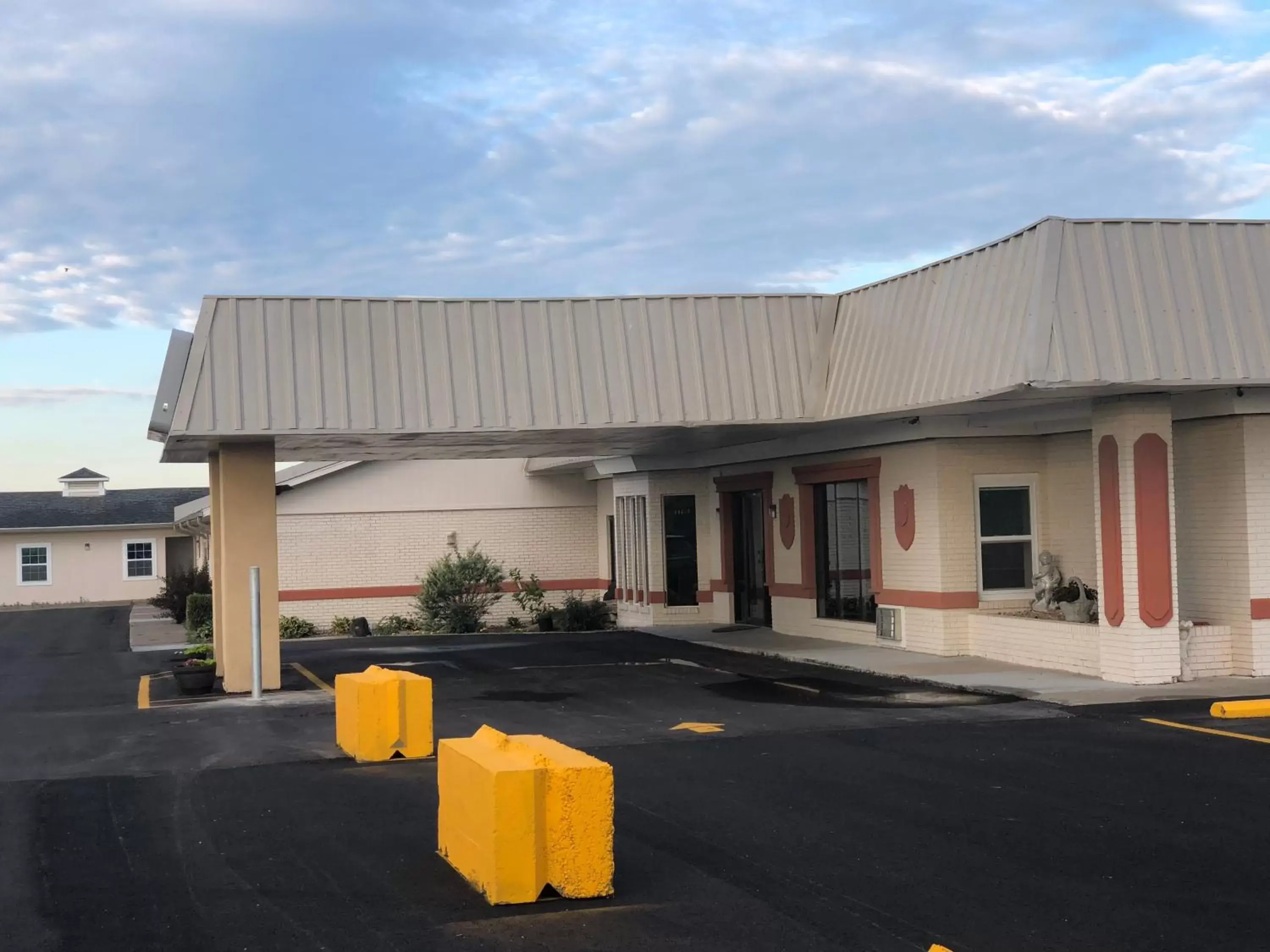 Property Building in SureStay Hotel by Best Western Higginsville