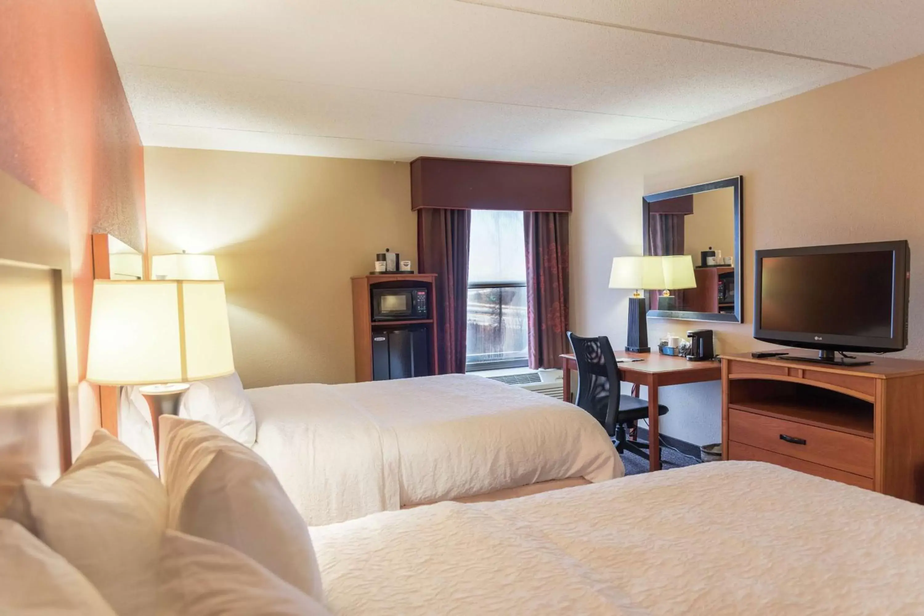 Bedroom, TV/Entertainment Center in Hampton Inn Muskegon