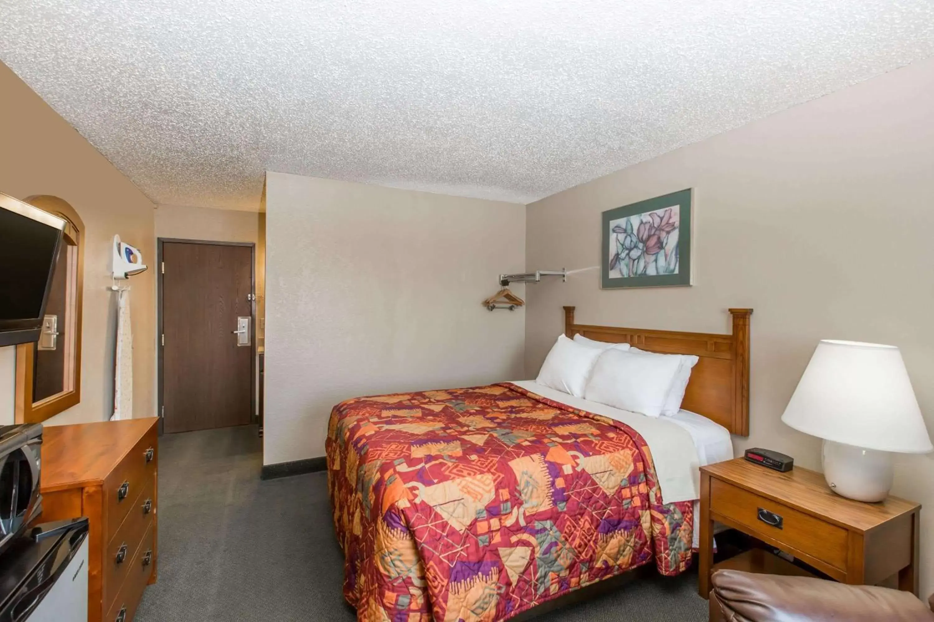 Photo of the whole room, Bed in Days Inn by Wyndham Pierre