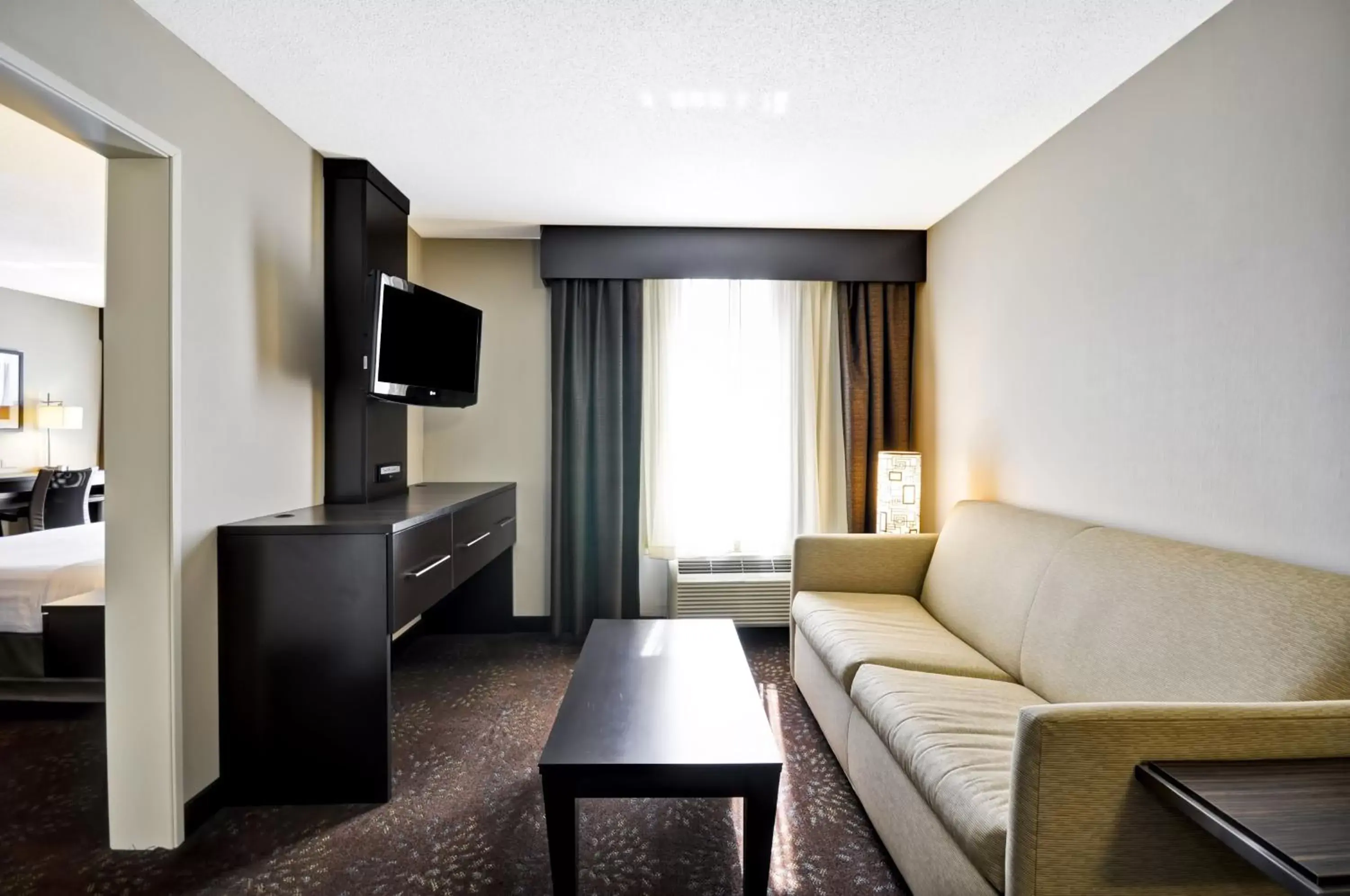 Photo of the whole room, Seating Area in Holiday Inn Express Romulus / Detroit Airport, an IHG Hotel