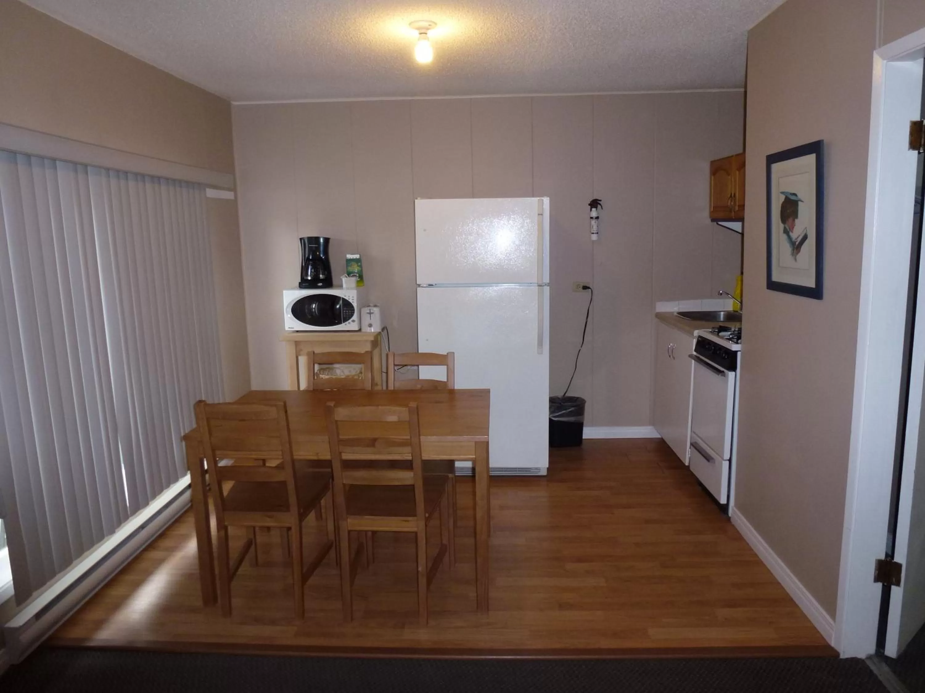 Kitchen or kitchenette, Dining Area in Apple Tree Inn