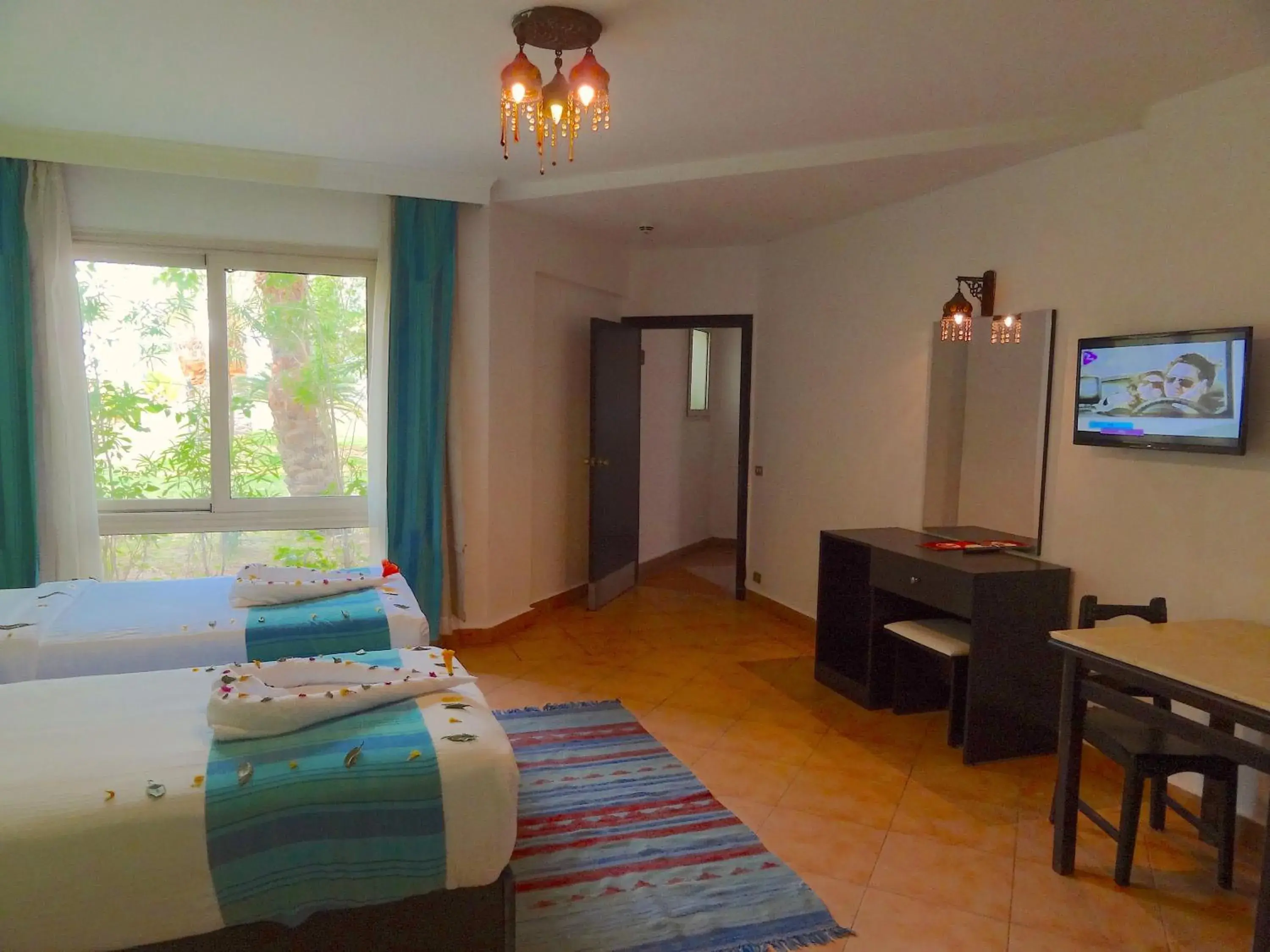 Bed, TV/Entertainment Center in Naama Blue Hotel