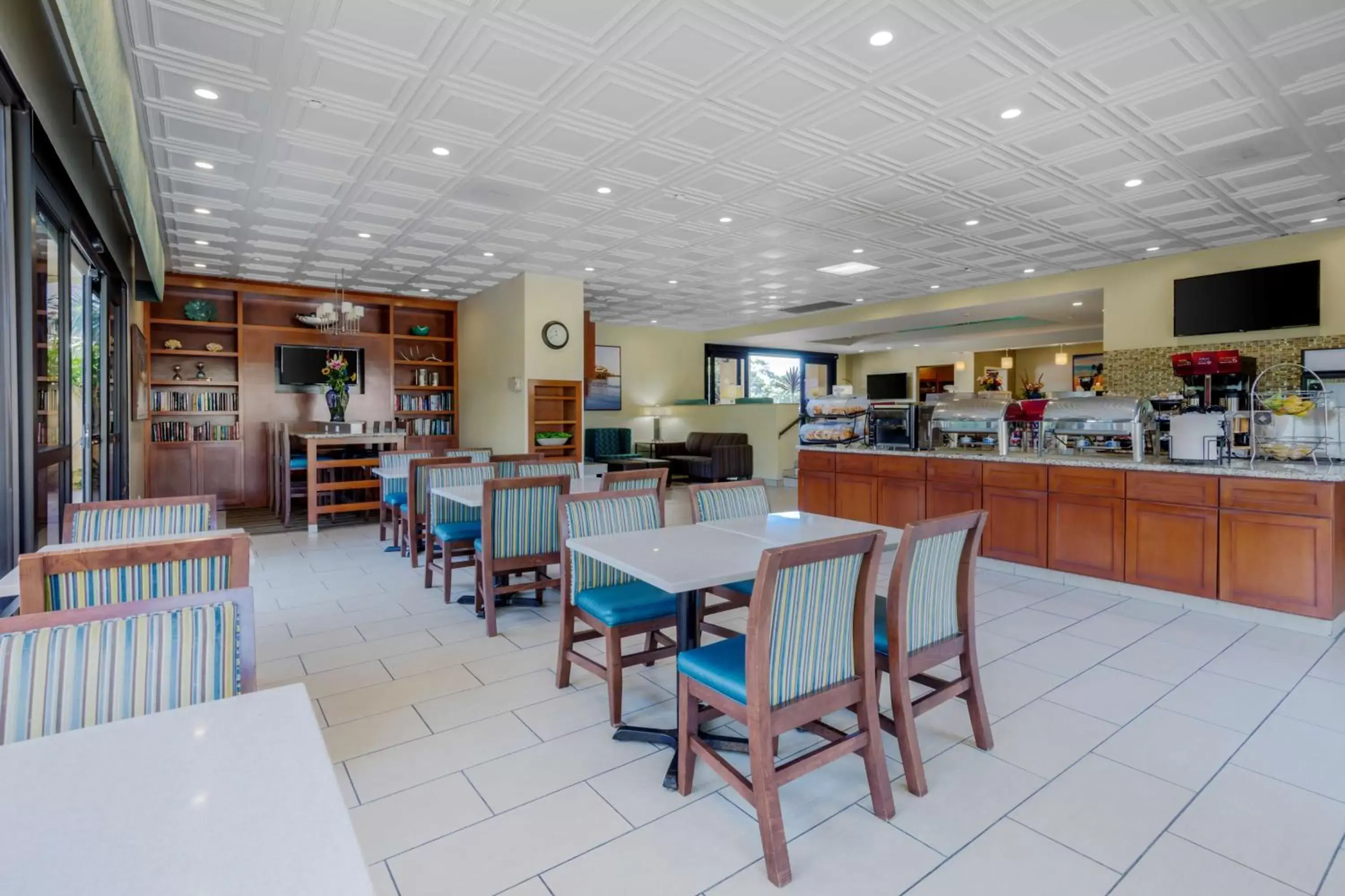 Lobby or reception, Restaurant/Places to Eat in Best Western Plus South Coast Inn