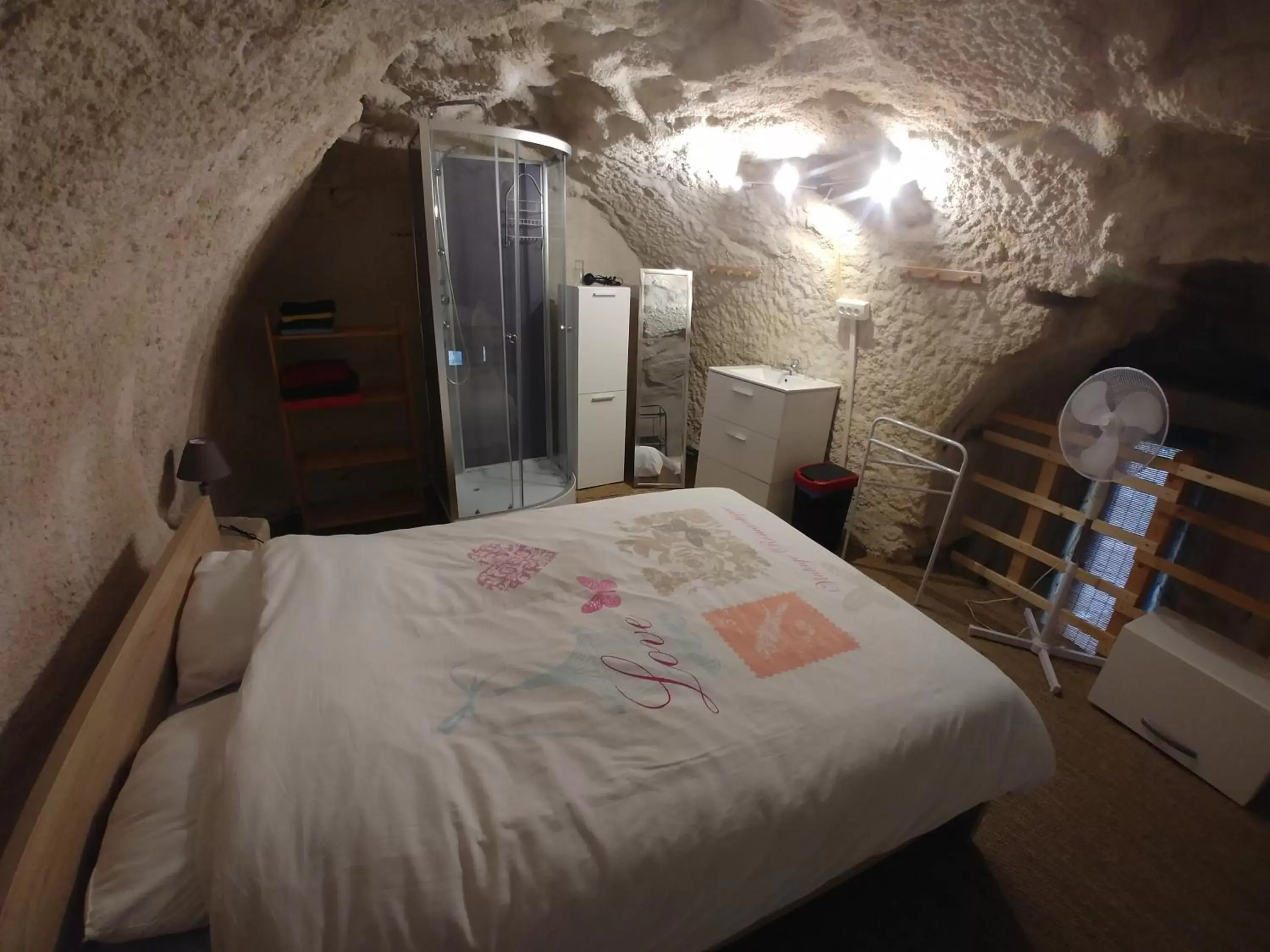 Bedroom, Bed in Manoir Le Cristal - Futuroscope a petit prix , grandes chambres familiales 5-6 personnes ,