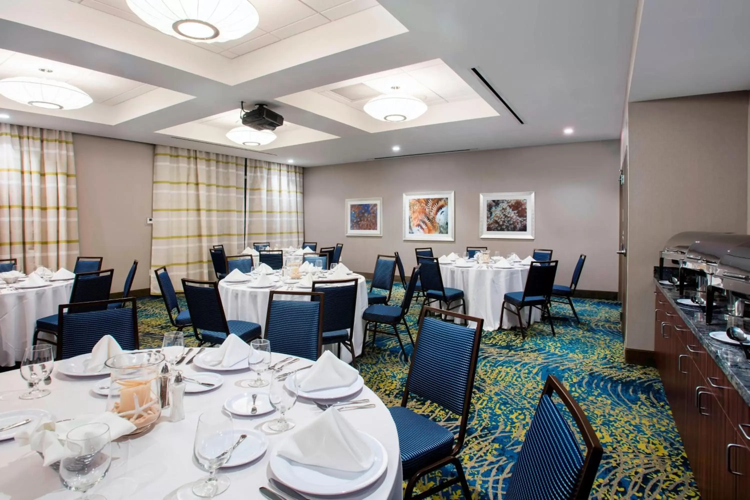 Meeting/conference room, Restaurant/Places to Eat in Courtyard by Marriott Faro Blanco Resort