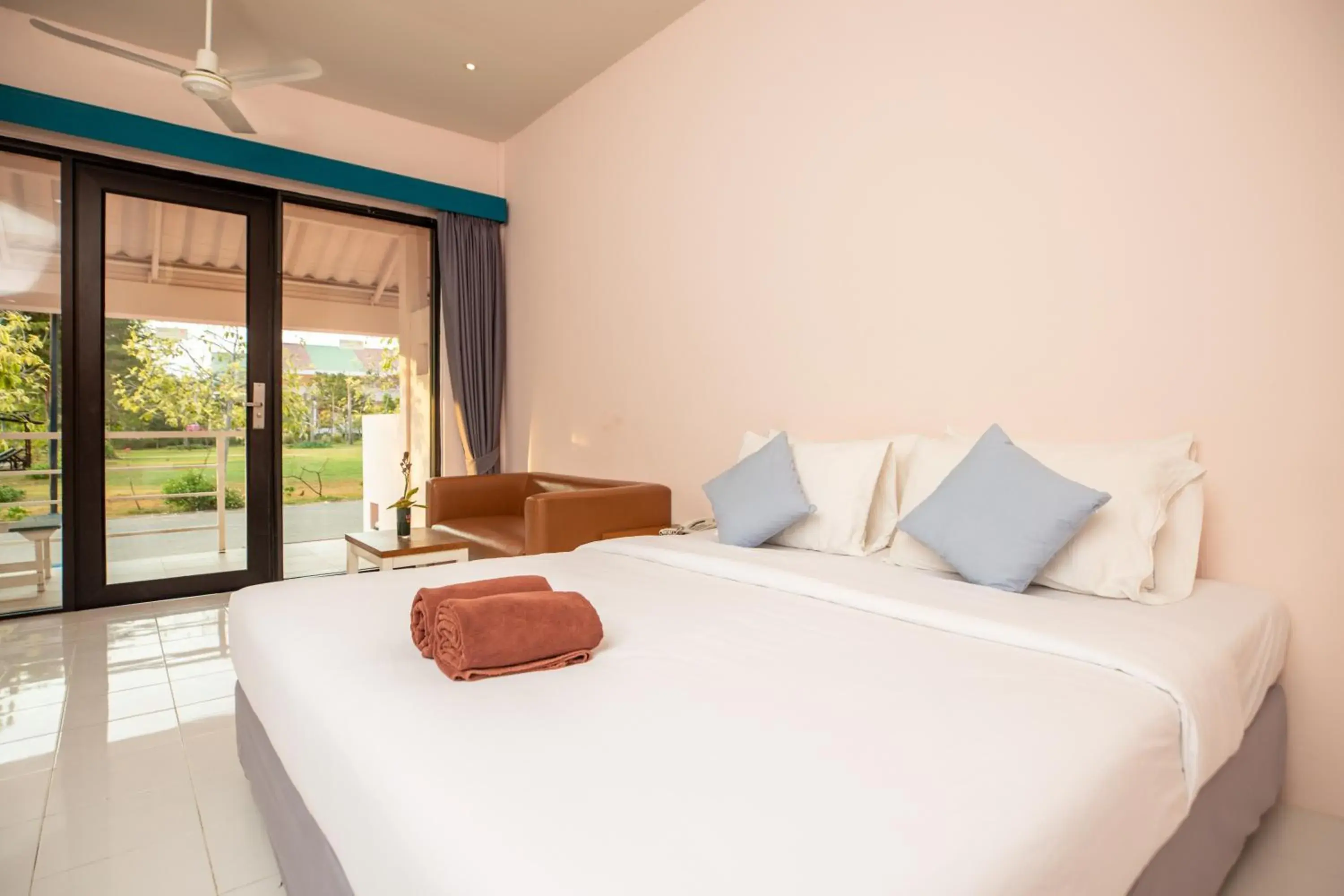 Photo of the whole room, Bed in Xanadu Beach Resort Koh Lan