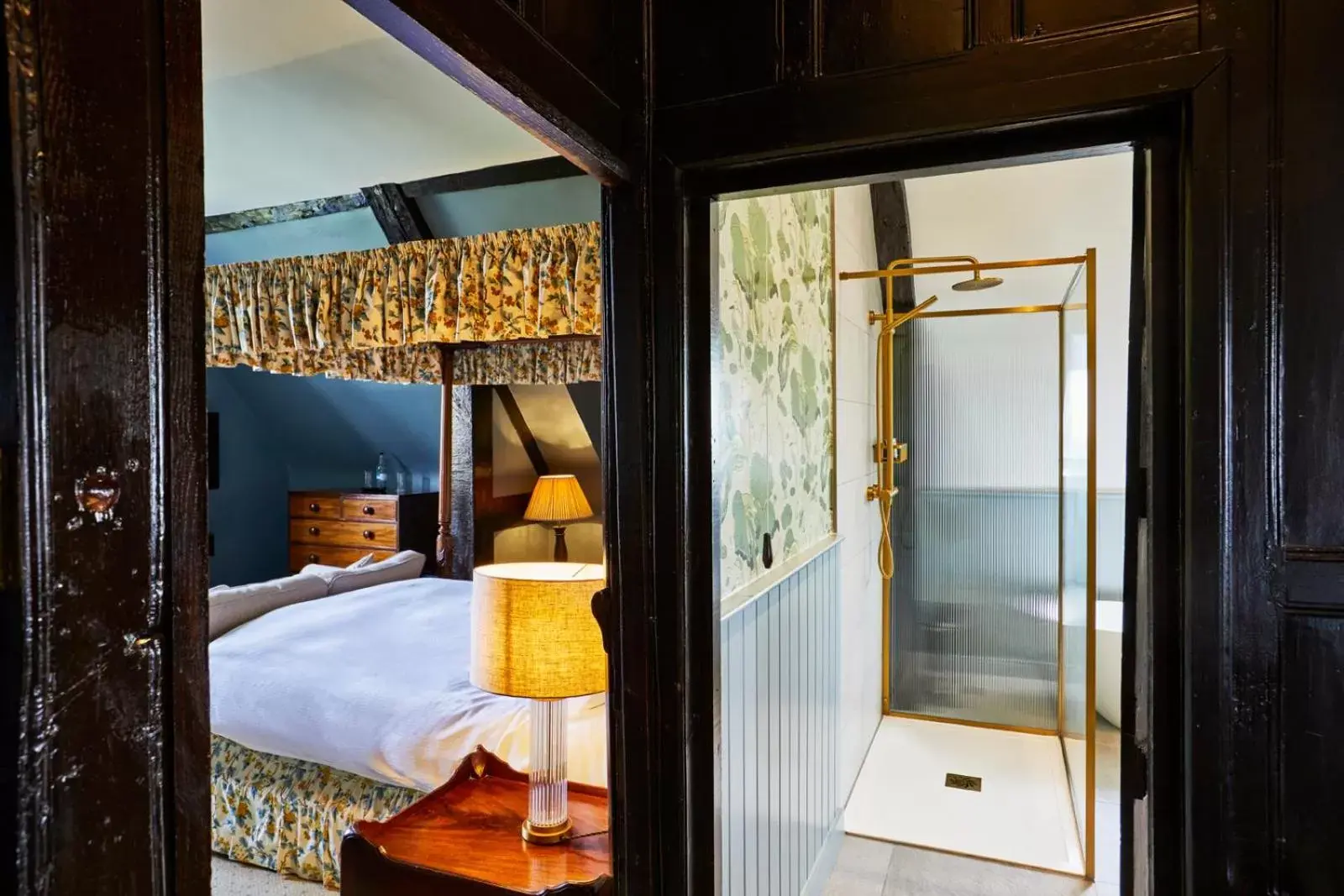 Shower, Bed in Ockenden Manor Hotel & Spa