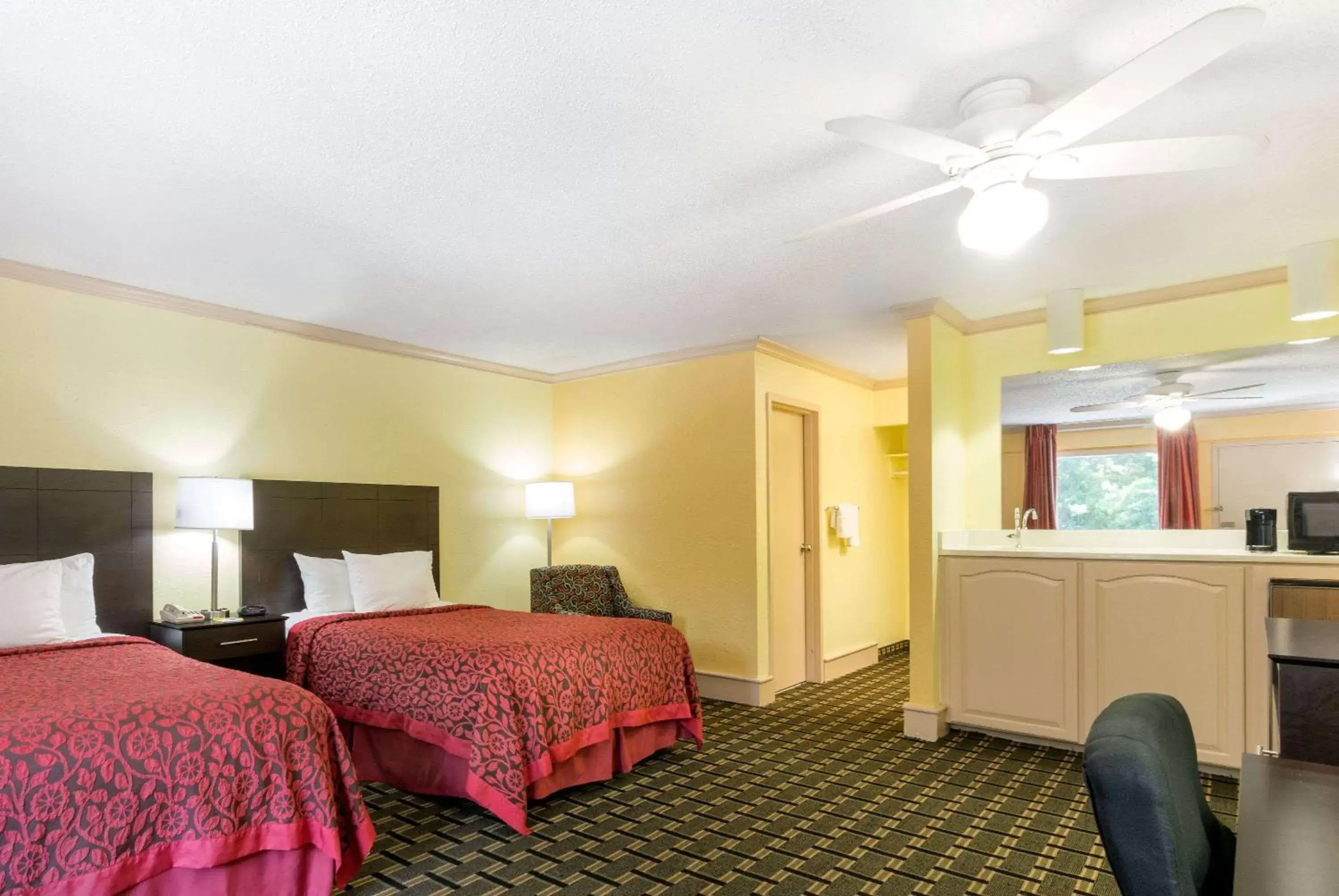 Photo of the whole room, Bed in Days Inn by Wyndham Savannah Airport