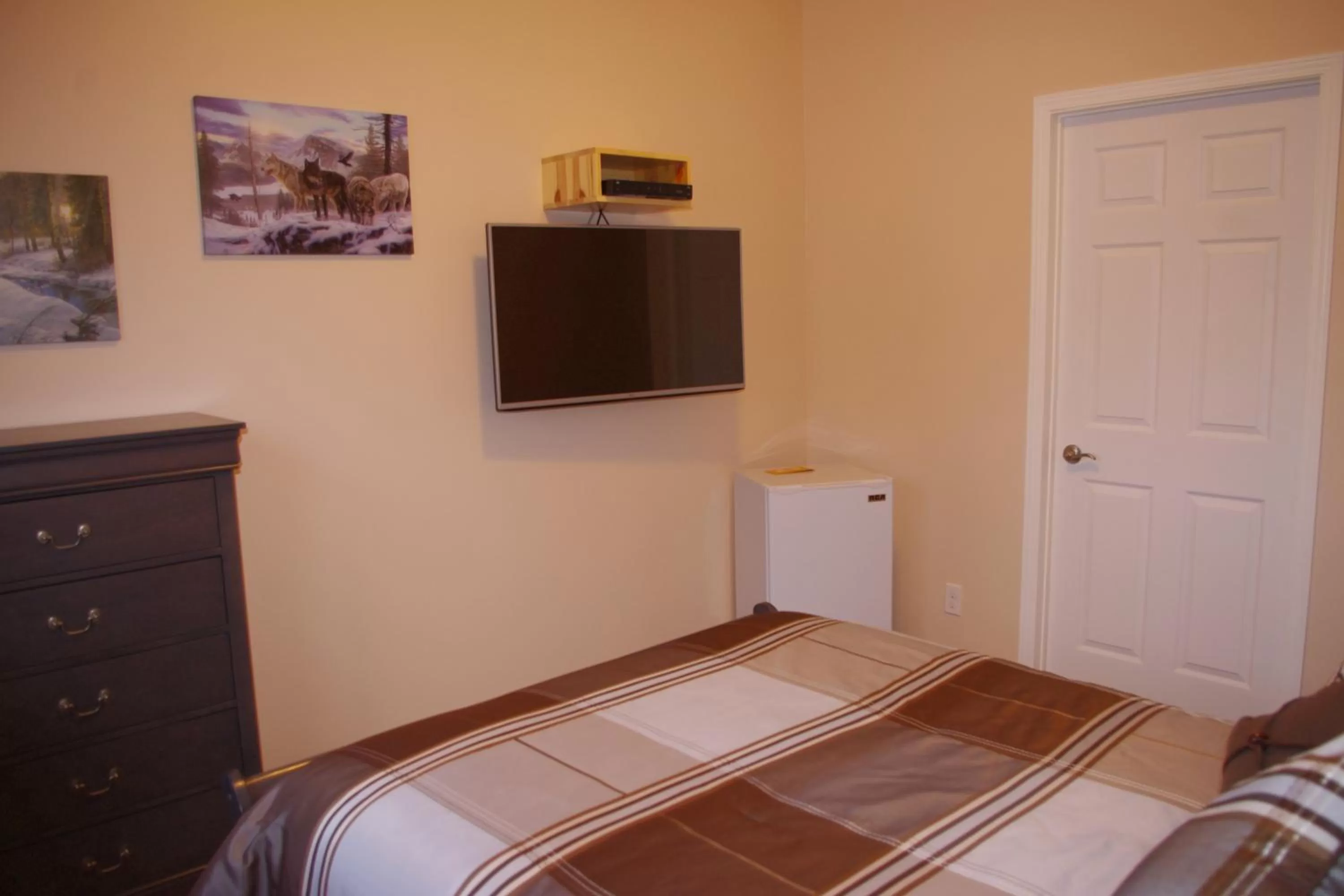Photo of the whole room, Bed in Auberge La Tanière