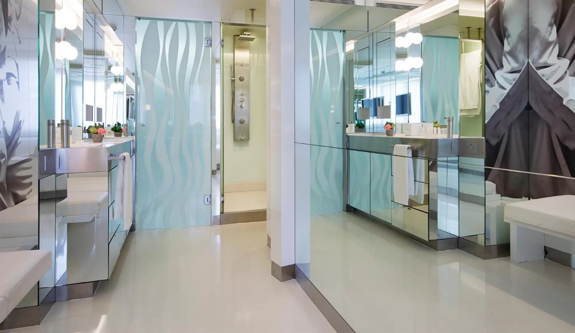 Bathroom, Kitchen/Kitchenette in The Mirror Barcelona - Adults Only