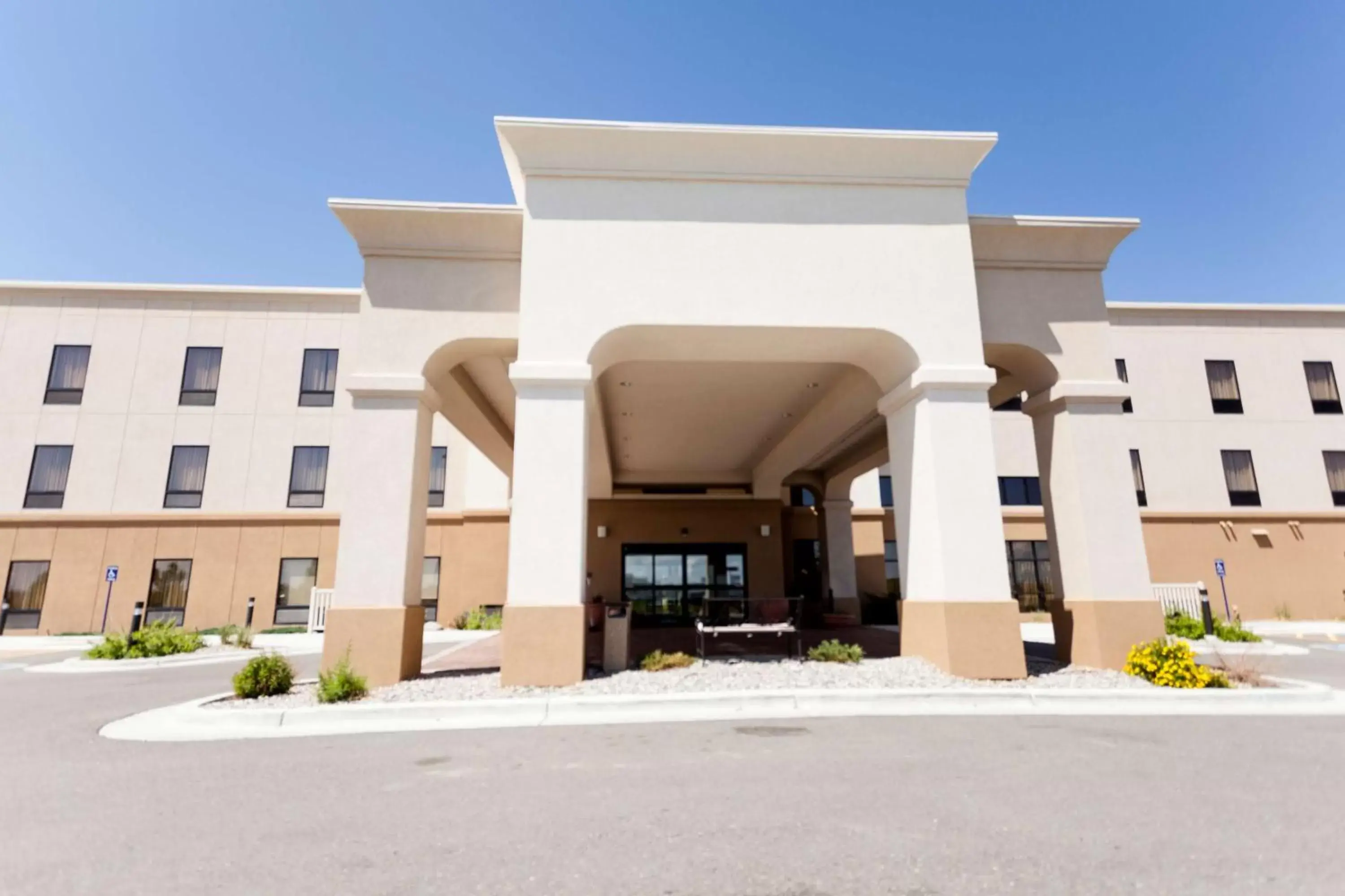 Property Building in Hampton Inn & Suites Riverton