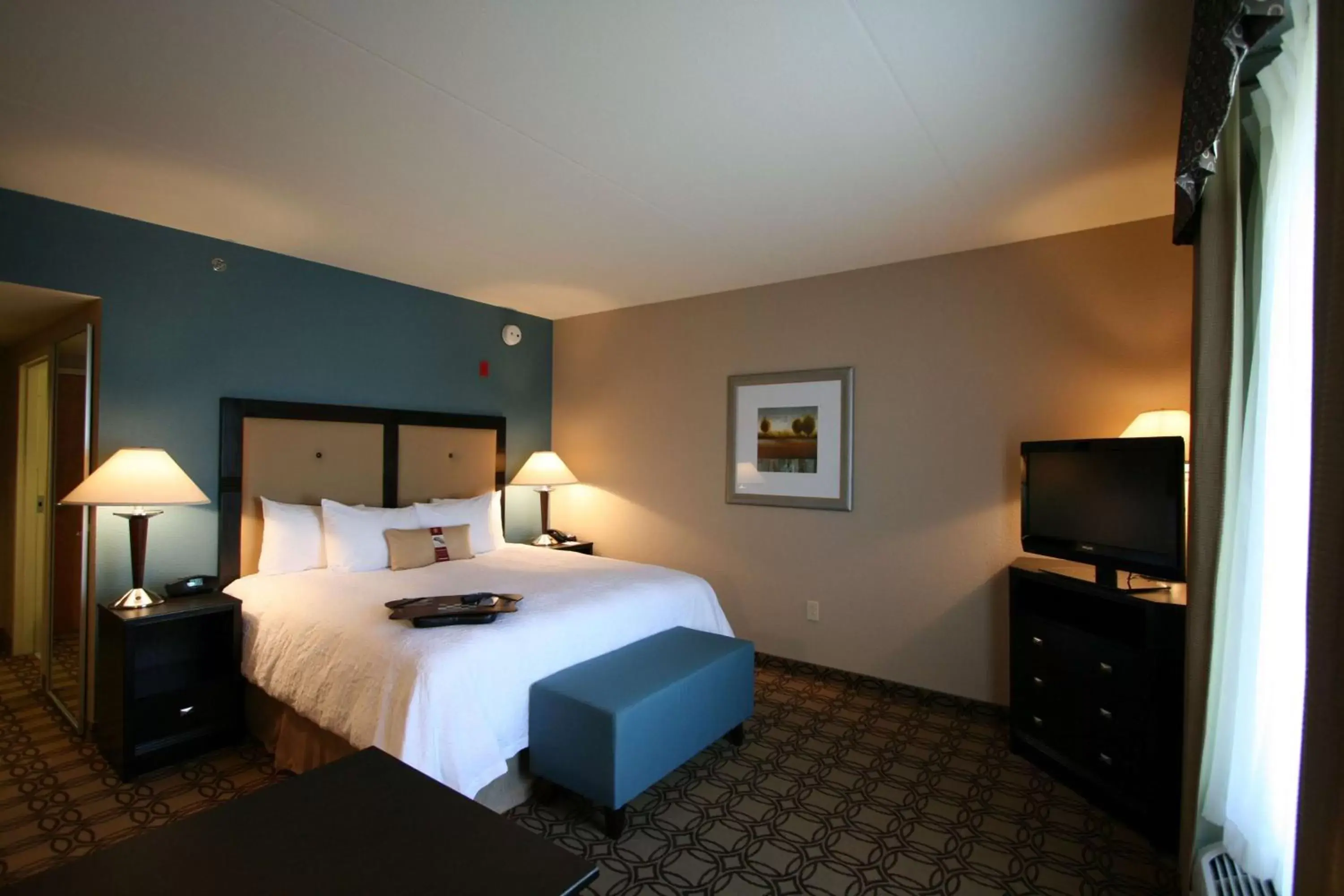 Bedroom, Bed in Hampton Inn & Suites Charlotte-Airport