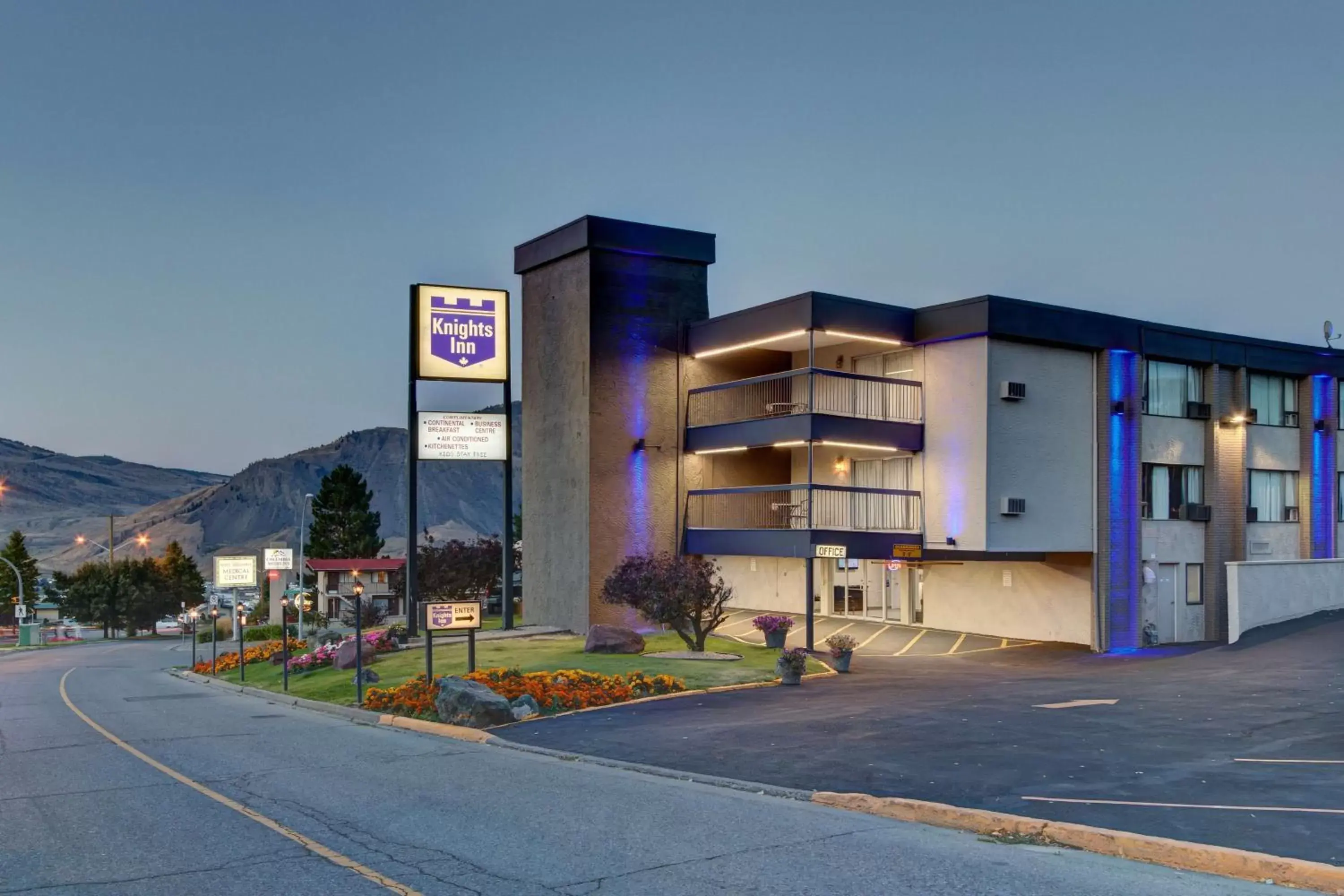 Property Building in Knights Inn Kamloops