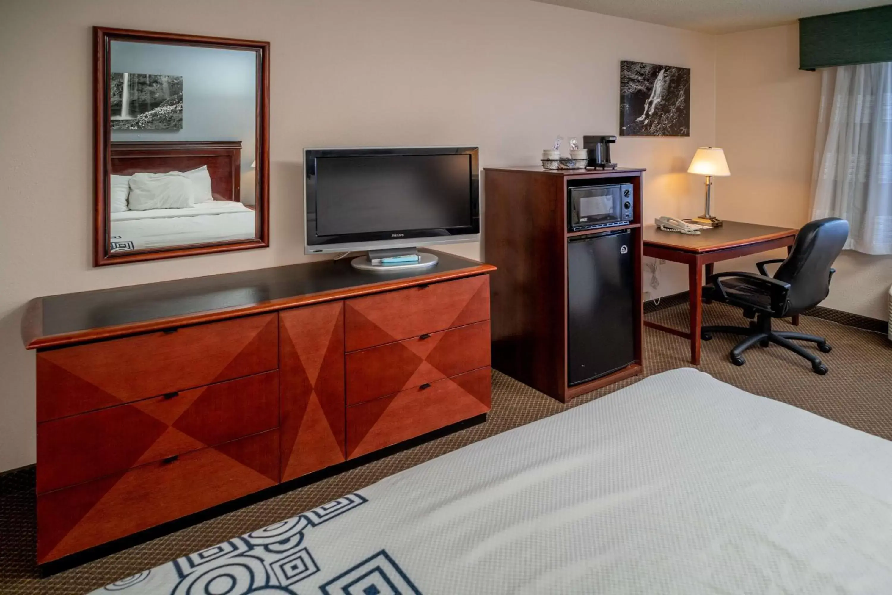 Photo of the whole room, TV/Entertainment Center in Best Western Huntington Mall Inn