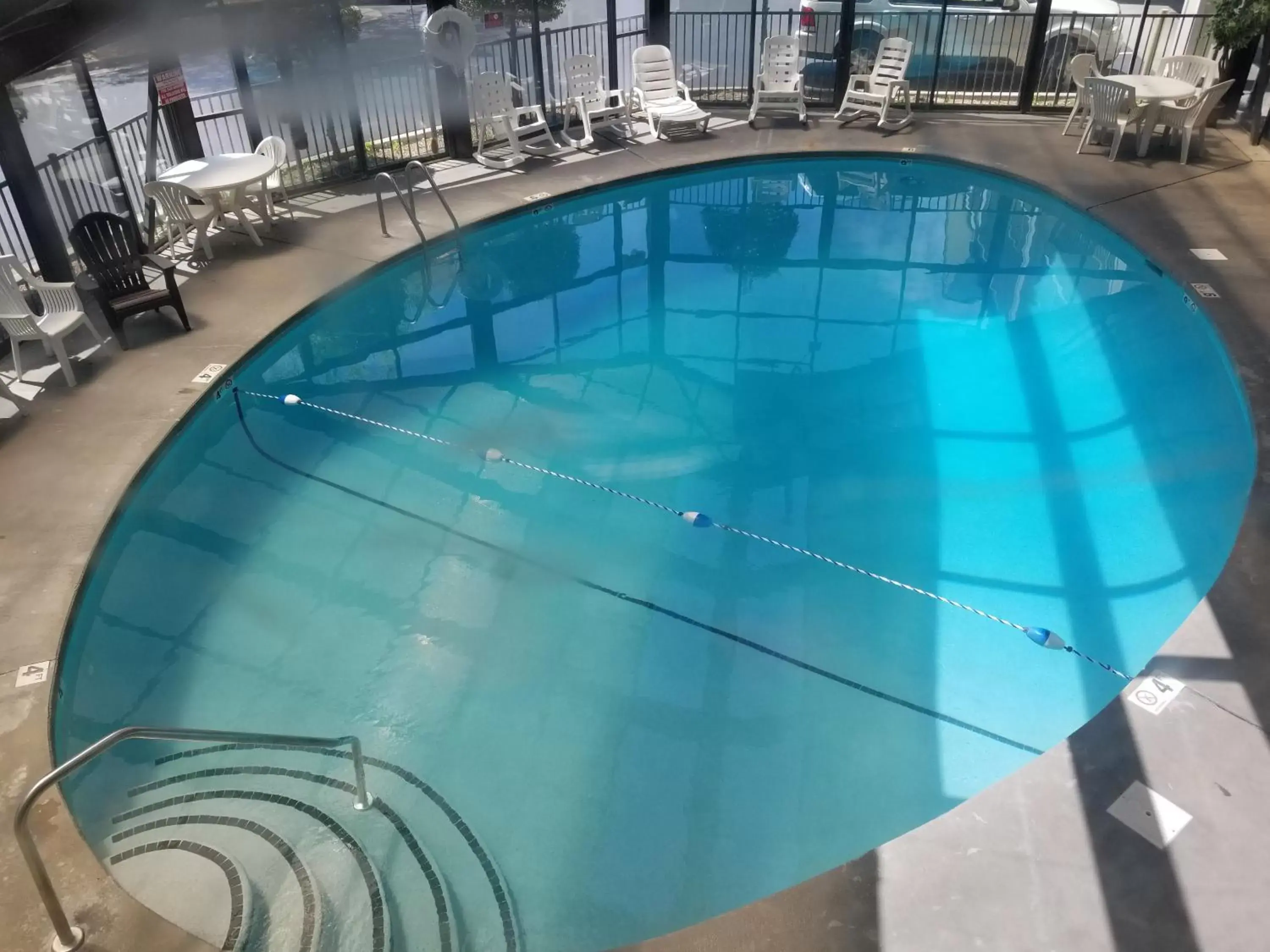 Swimming Pool in Colonial House Motel