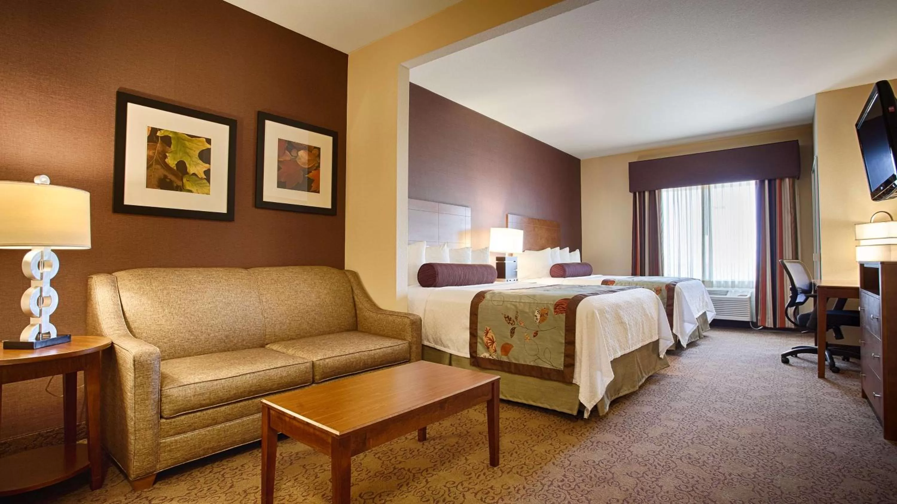 Photo of the whole room, Bed in Best Western Plus Carousel Inn & Suites Burlington