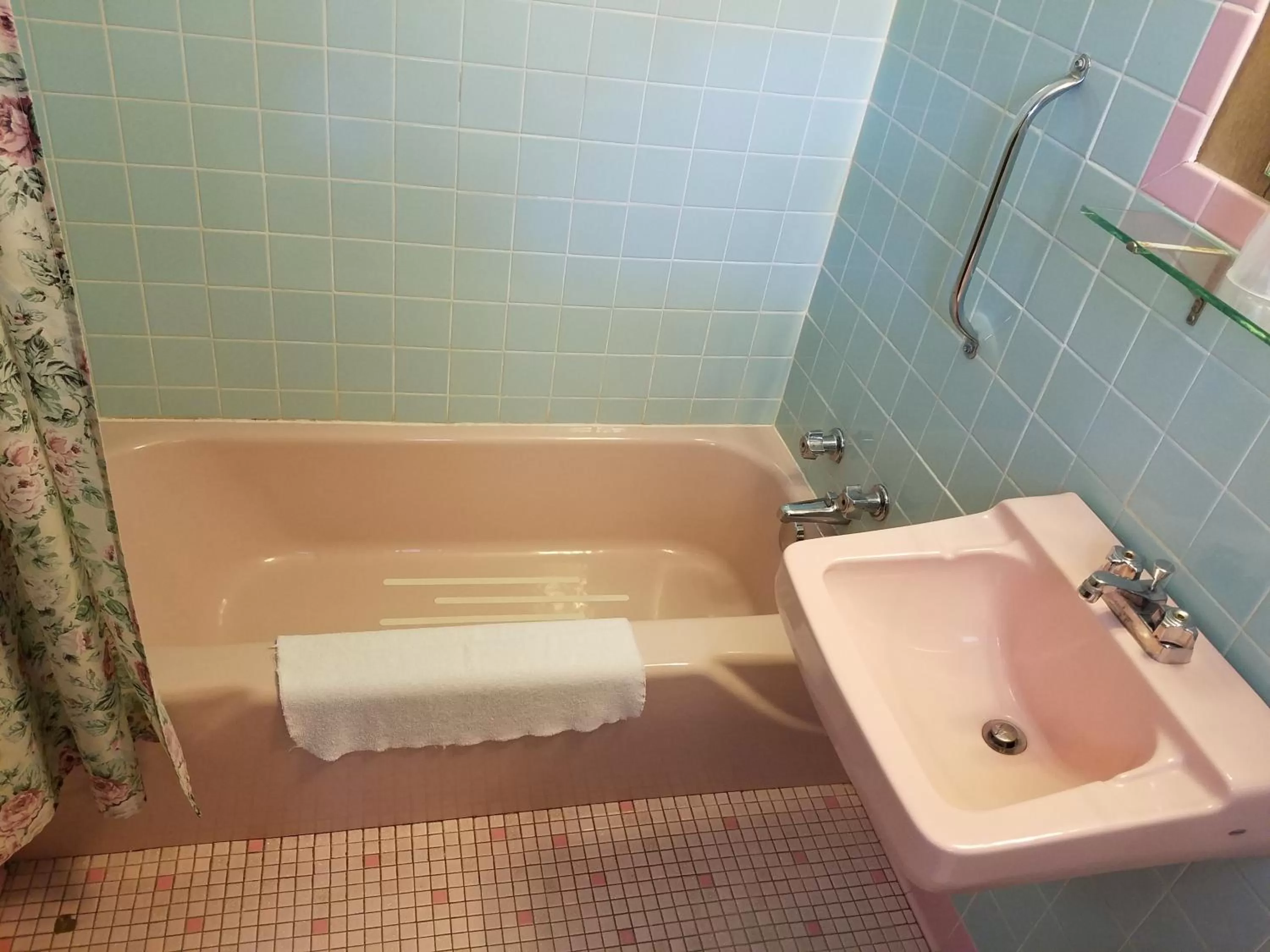 Bathroom in Melody Motor Lodge