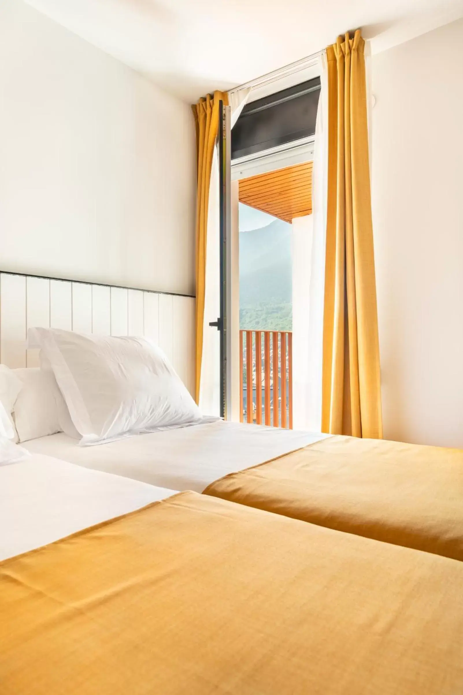 Triple Room with Balcony in Hotel Viella