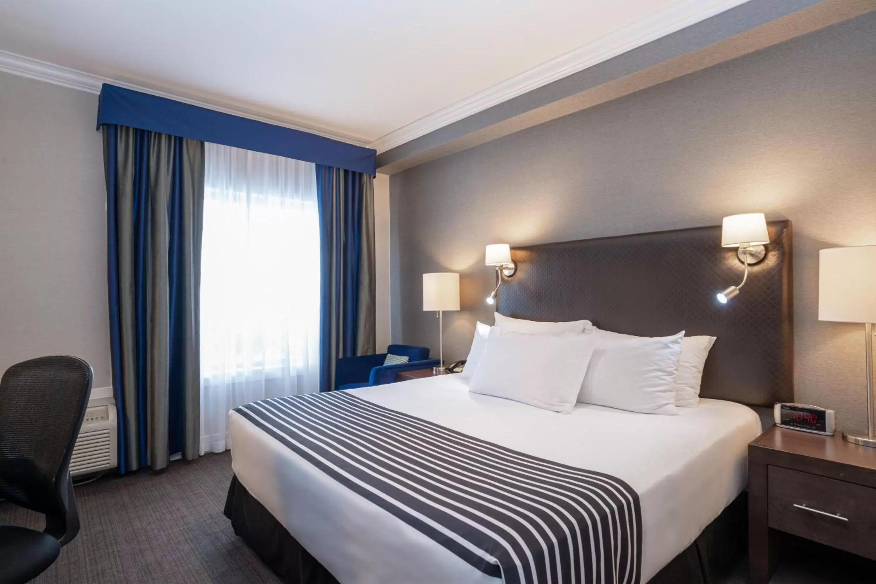 Bedroom, Bed in Sandman Signature Edmonton South Hotel